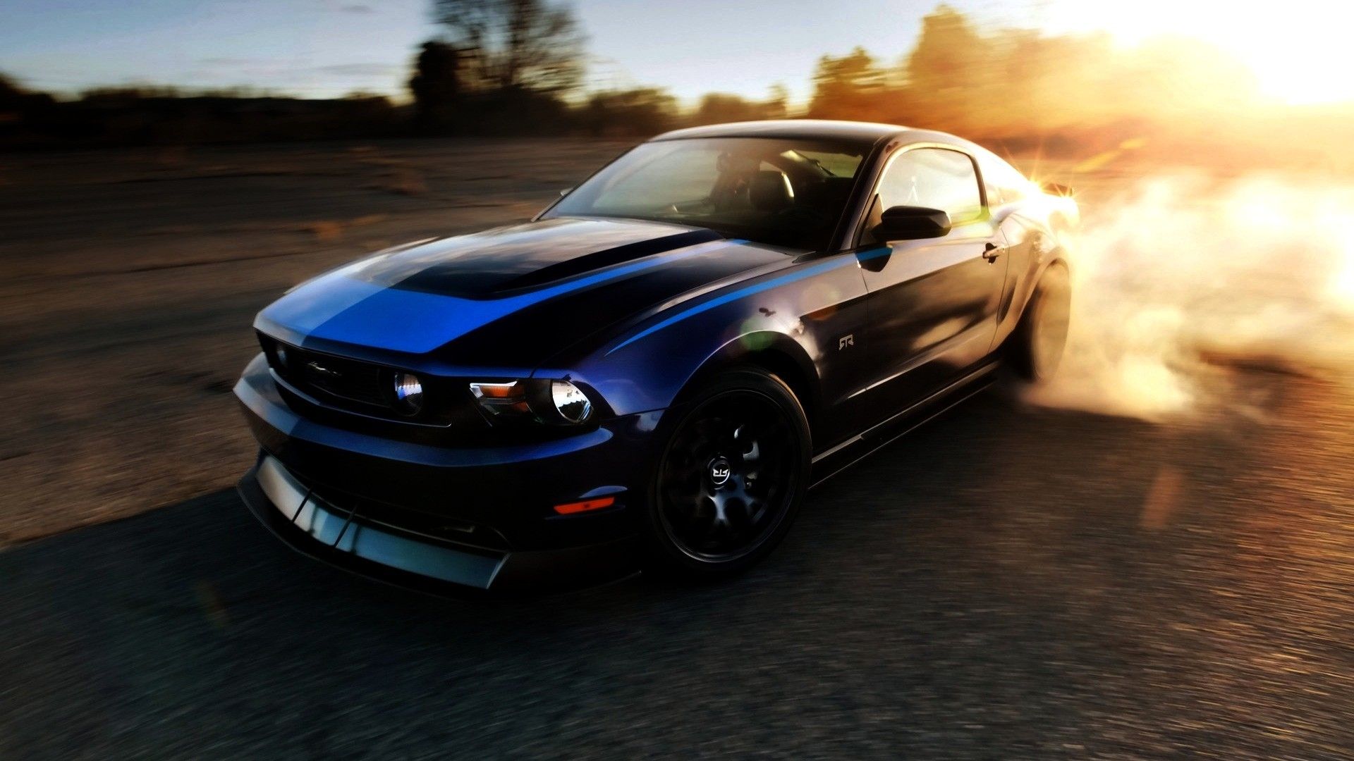 Ford Mustang, Muscle Car, Burnout, Rauch, Blaues Auto, Sonnenuntergang, 1920x1080, PC-Hintergrundbild