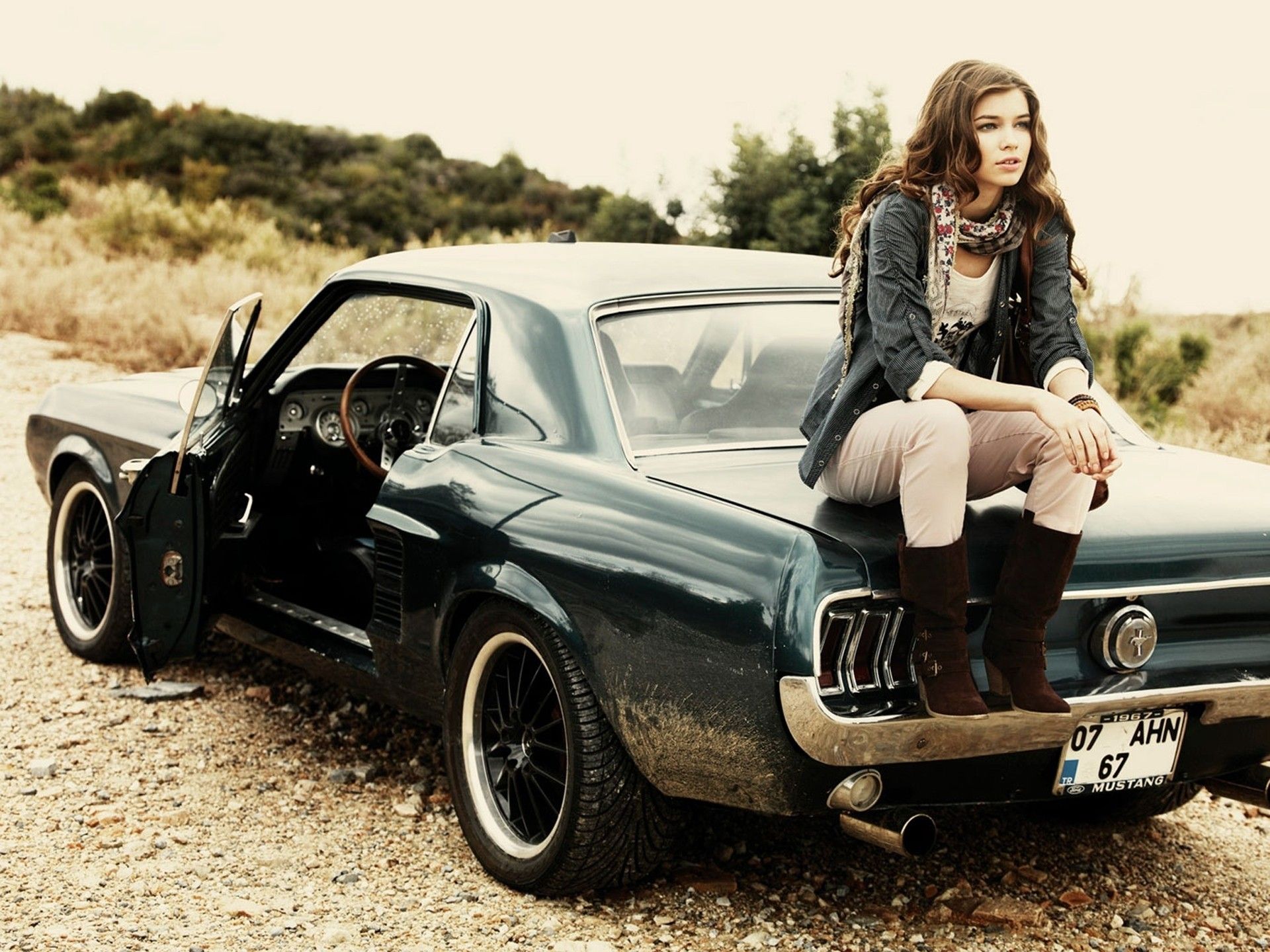 Ford Mustang, Oldtimer, Frau, Vintage, Muscle Car, Feldweg, Full HD, Tablet-Hintergrund