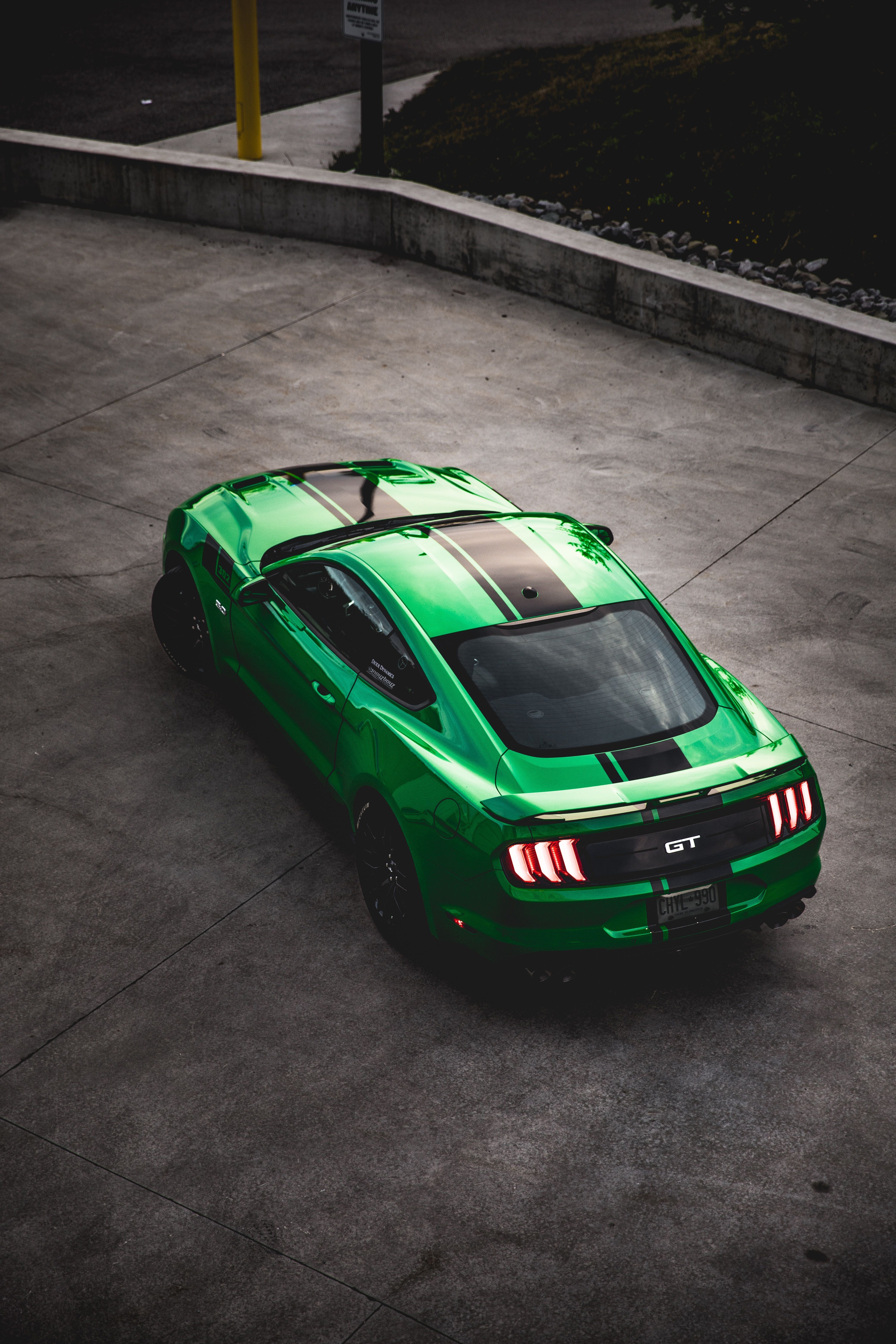 Ford Mustang, Grünes Auto, Vogelperspektive, Straße, Kurve, QHD+, iPhone-Hintergrundbild