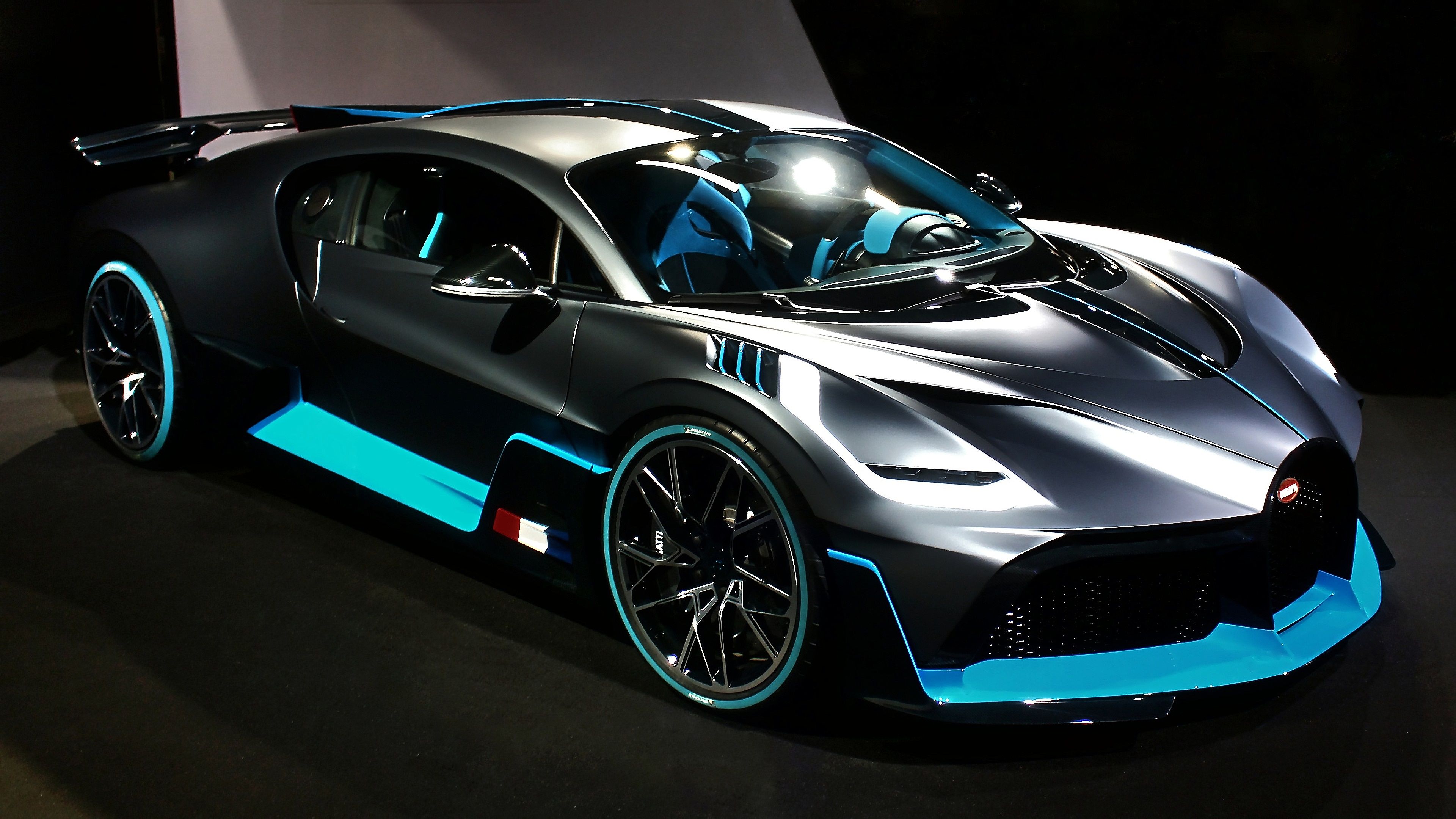 Bugatti Divo, Bugatti, Hypercar, Türkise Akzente, Dunkler Hintergrund, 4K Wallpaper