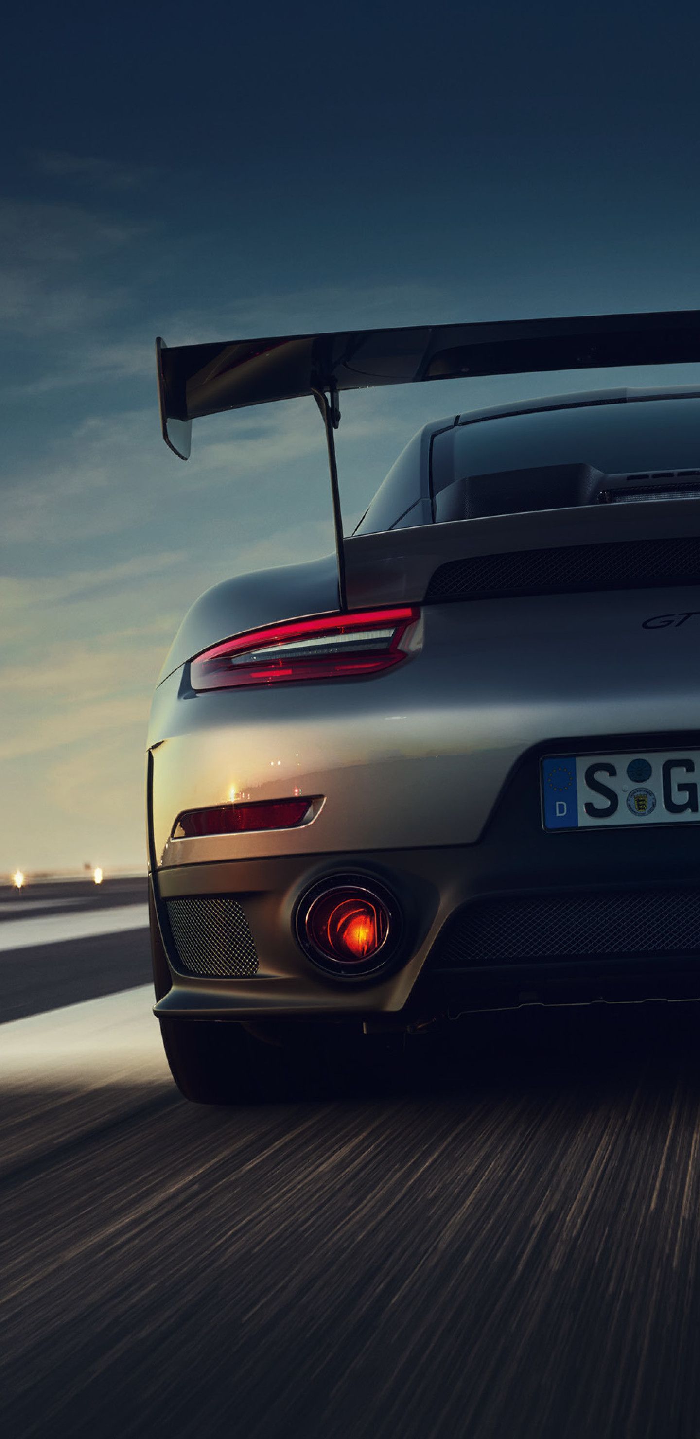 Porsche 911 GT2 RS, Porsche, Heckflügel, Abendhimmel, Heckansicht, QHD+, Handy-Hintergrundbild