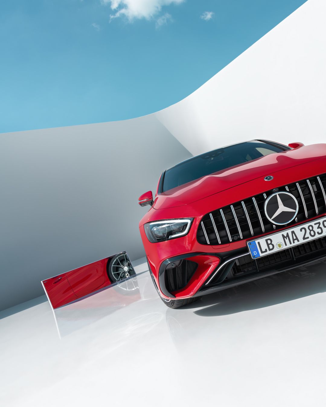 Mercedes-AMG GT, Mercedes-Benz, Rotes Auto, Weißer Raum, Frontansicht, Hintergrundbild fürs iPad