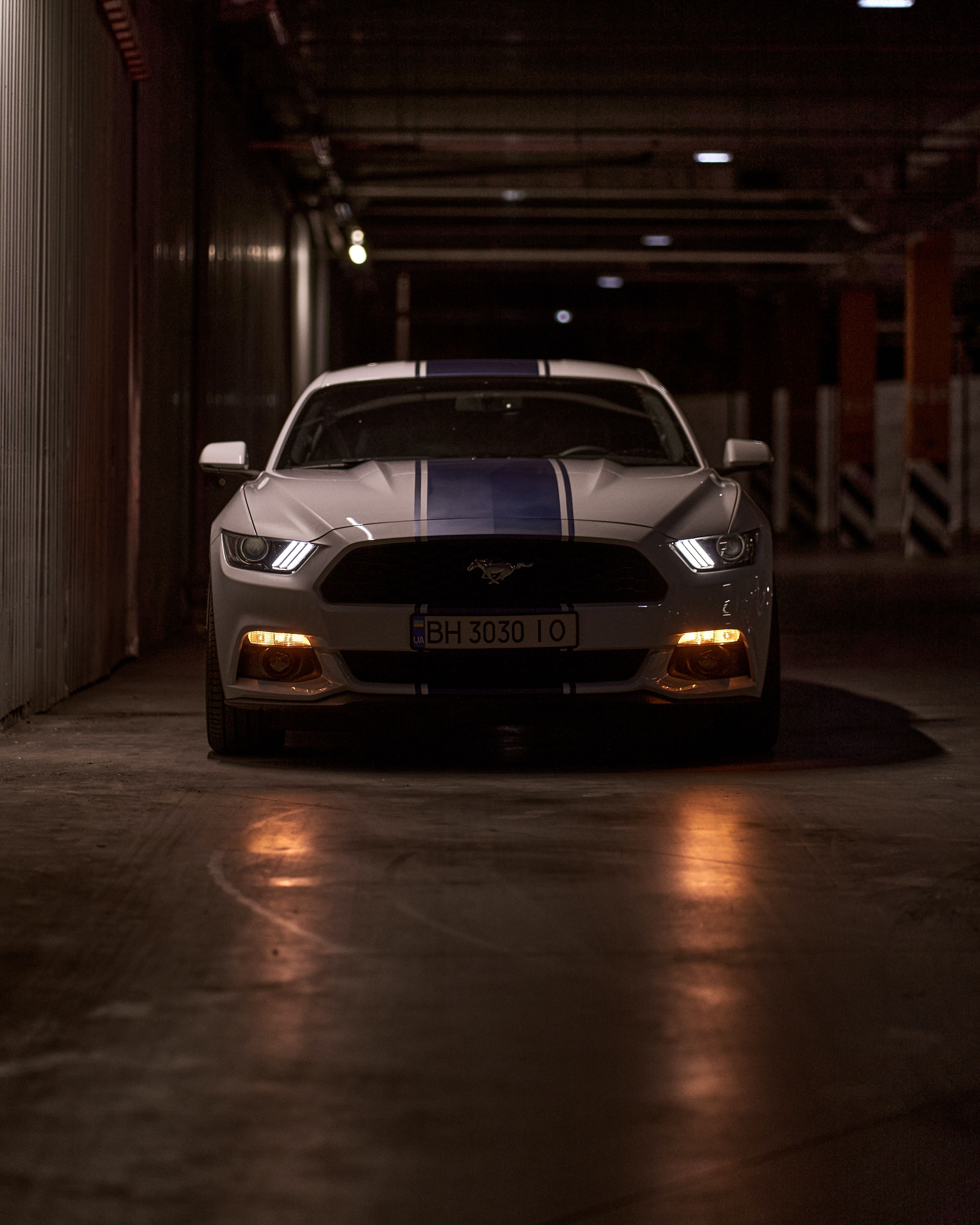 Ford Mustang, Tiefgarage, Scheinwerfer, Dunkel, Frontansicht, Hintergrundbild fürs Tablet