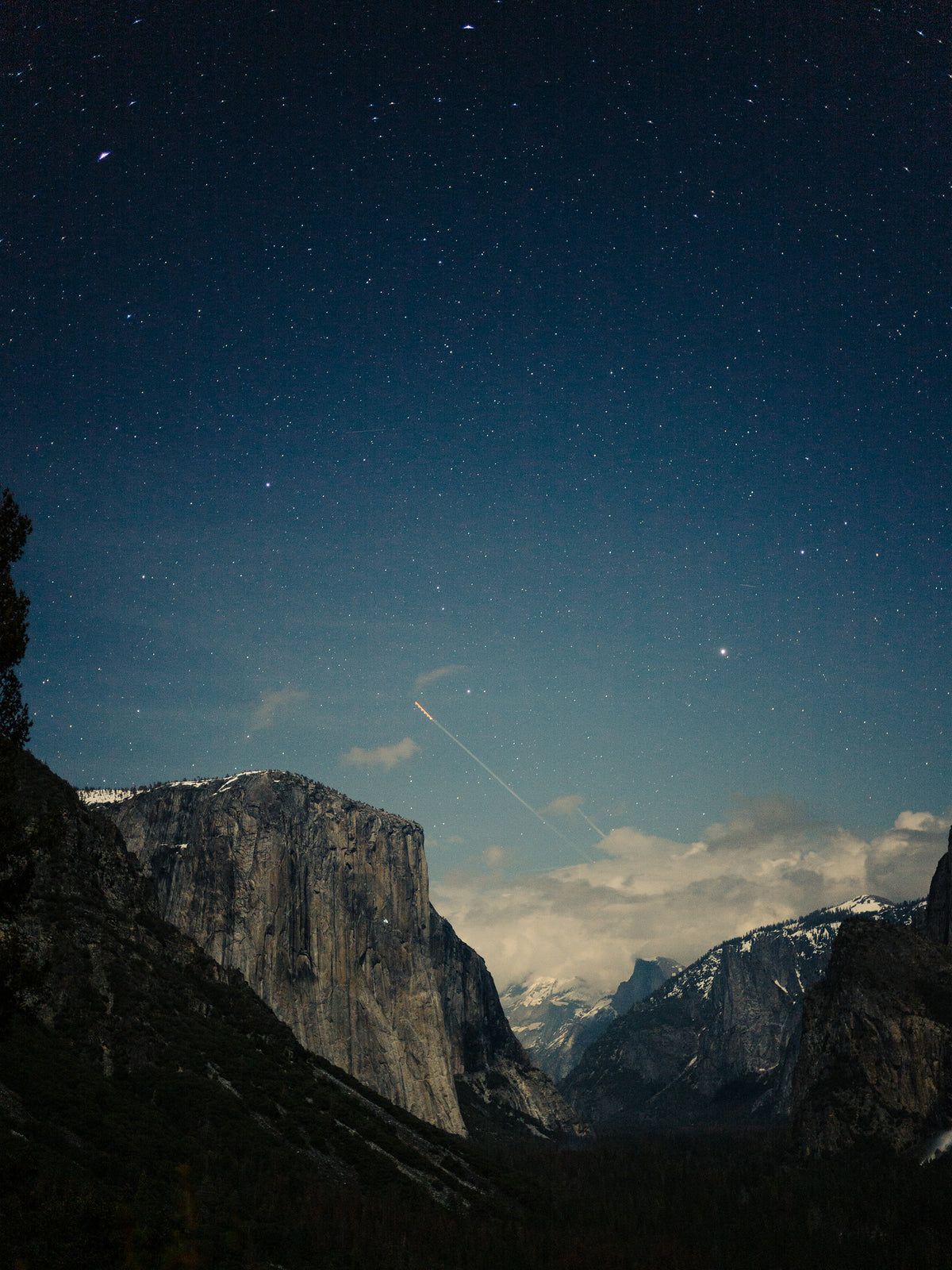 Berge, Felswand, Sternenhimmel, Nacht, Tal, Full HD, Hintergrundbild fürs Tablet