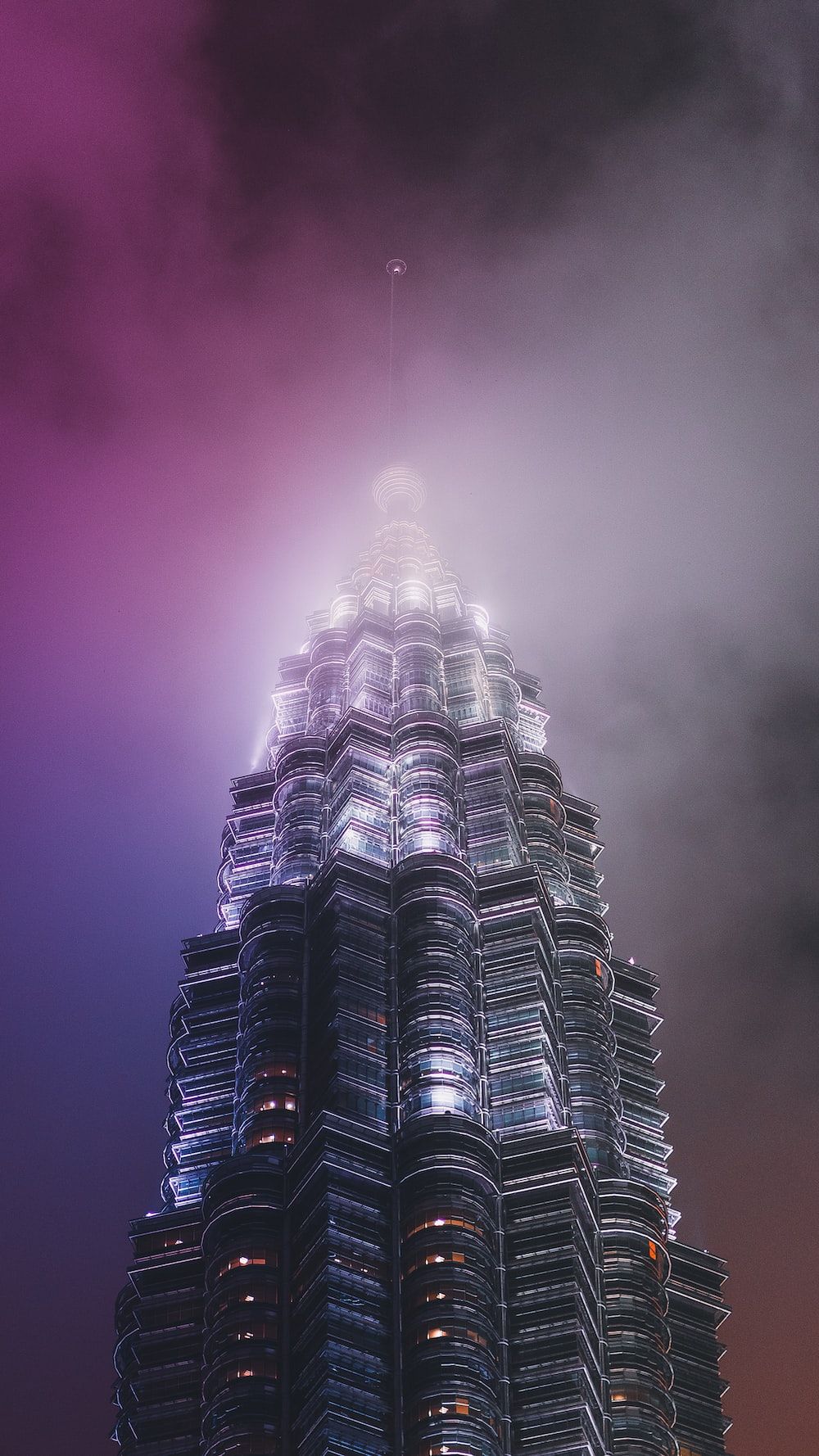 Petronas Towers, Kuala Lumpur, Wolkenkratzer, Nebel, Lila, Nacht, Sperrbildschirm fürs iPhone