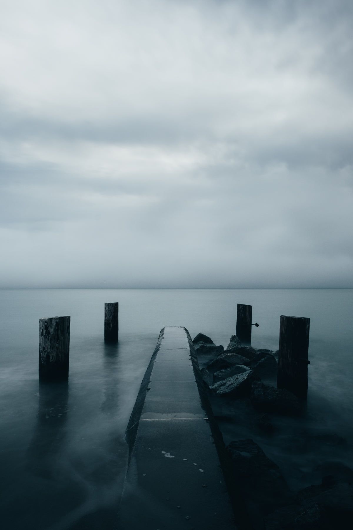 Alter Steg, Pfähle, See, Nebel, Grau, Minimalistisch, Full HD, Sperrbildschirm fürs iPhone