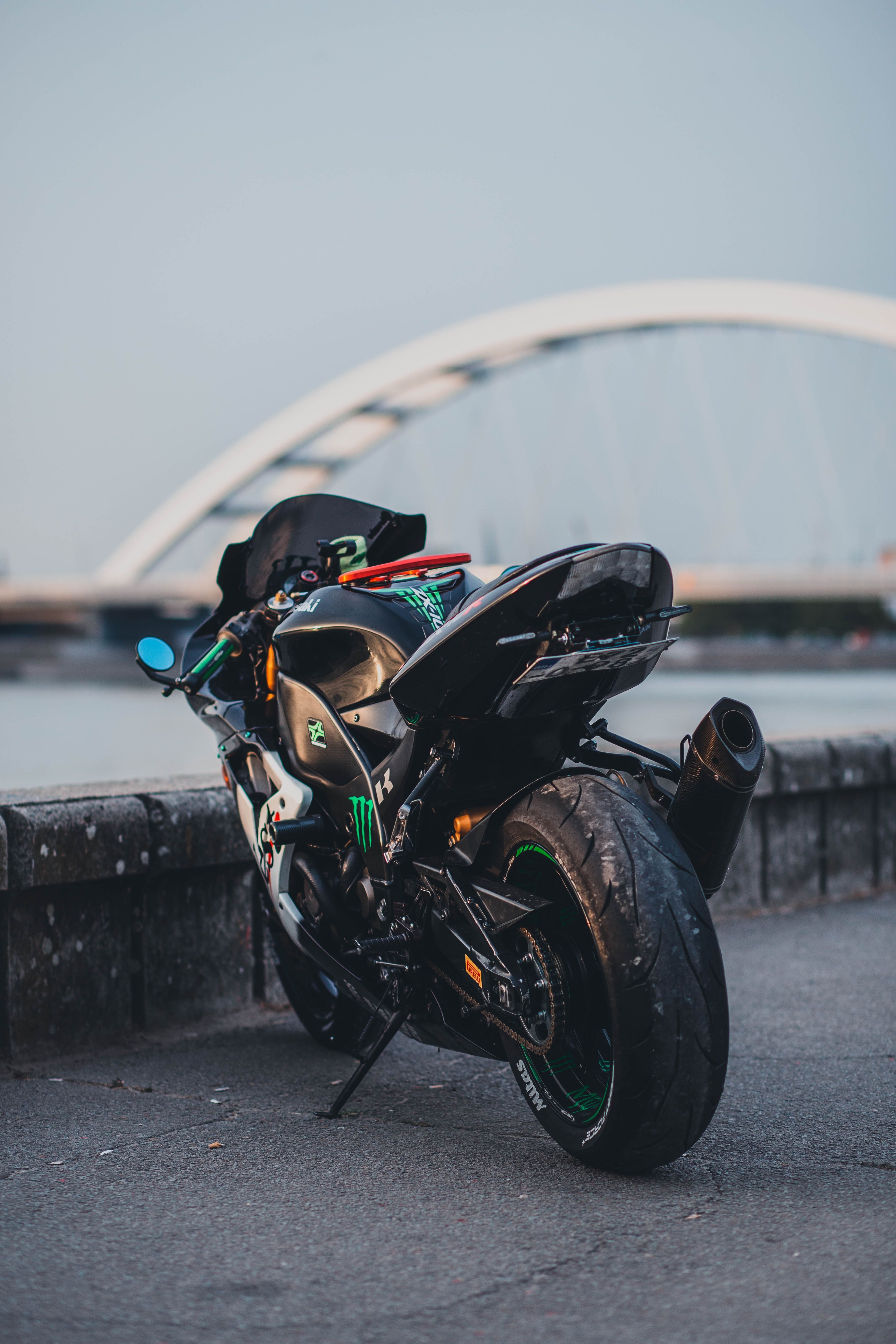 Motorrad, Sportmotorrad, Brücke, Grauer Himmel, Schwarz, QHD+, Handy-Hintergrundbild