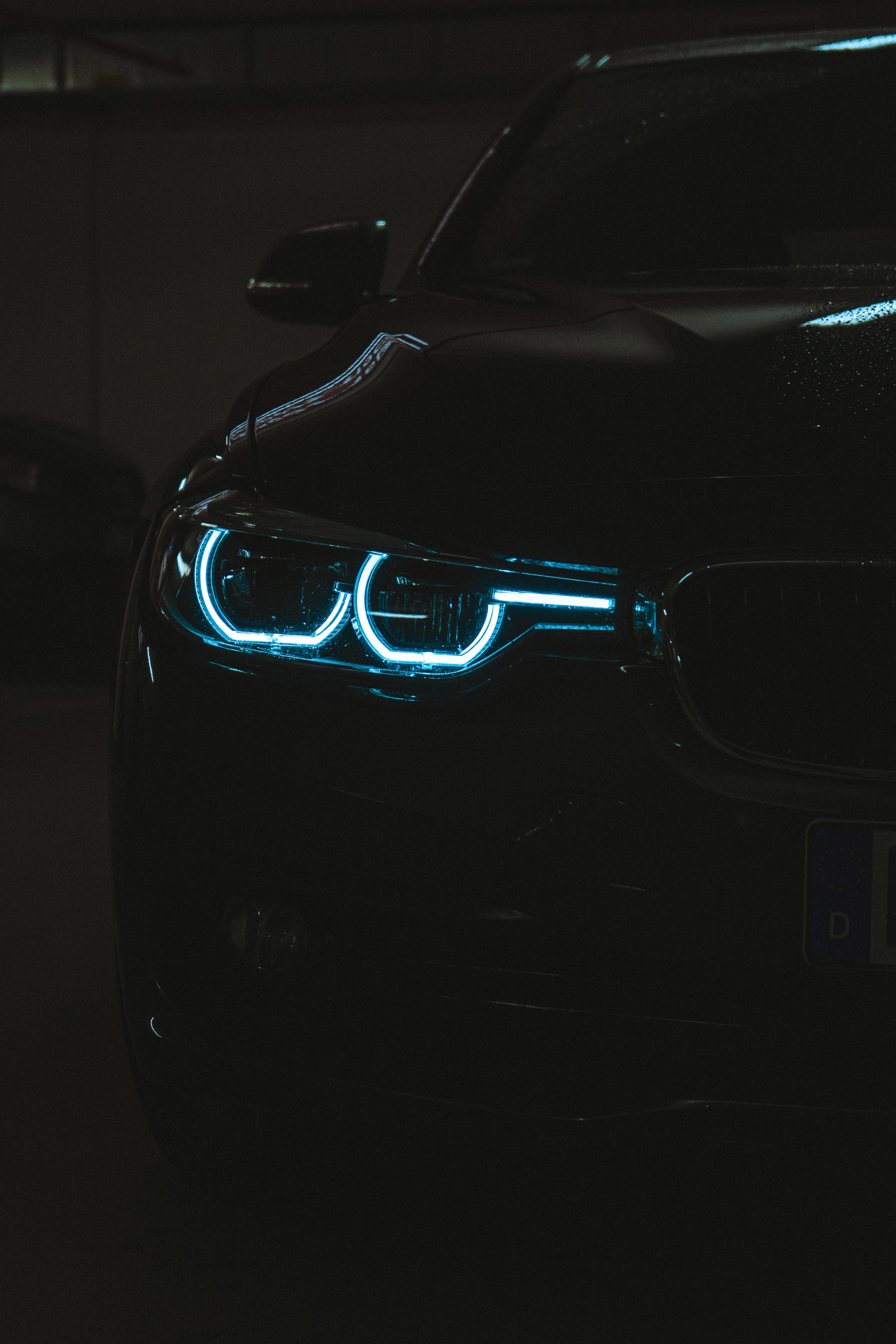 BMW, Scheinwerfer, Angel Eyes, Schwarzes Auto, Dunkel, QHD+, Handy-Hintergrund im Hochformat
