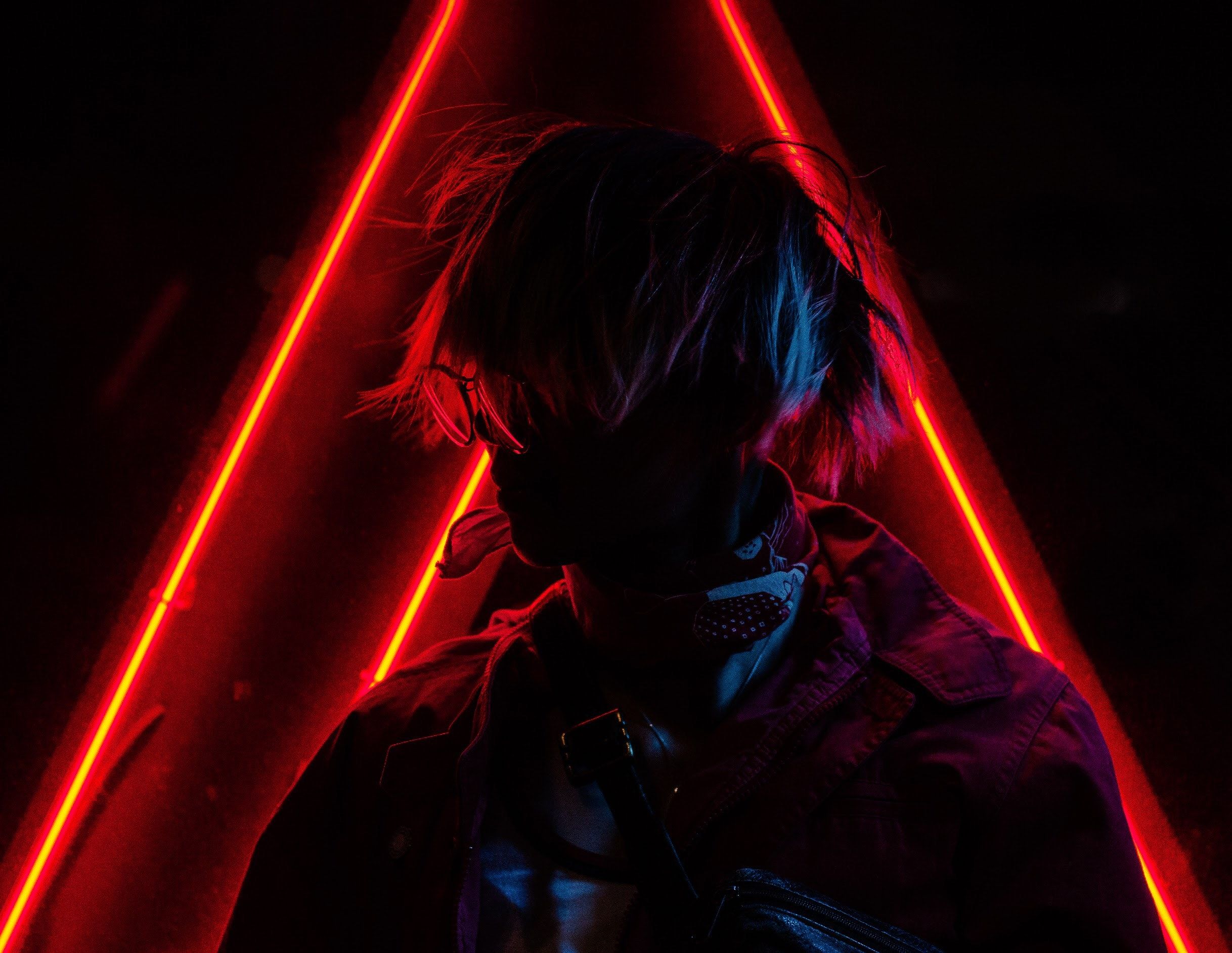Neon-Dreieck, Silhouette, Mann, Rotes Licht, Dunkel, Full HD, Desktop-Hintergrund für Windows