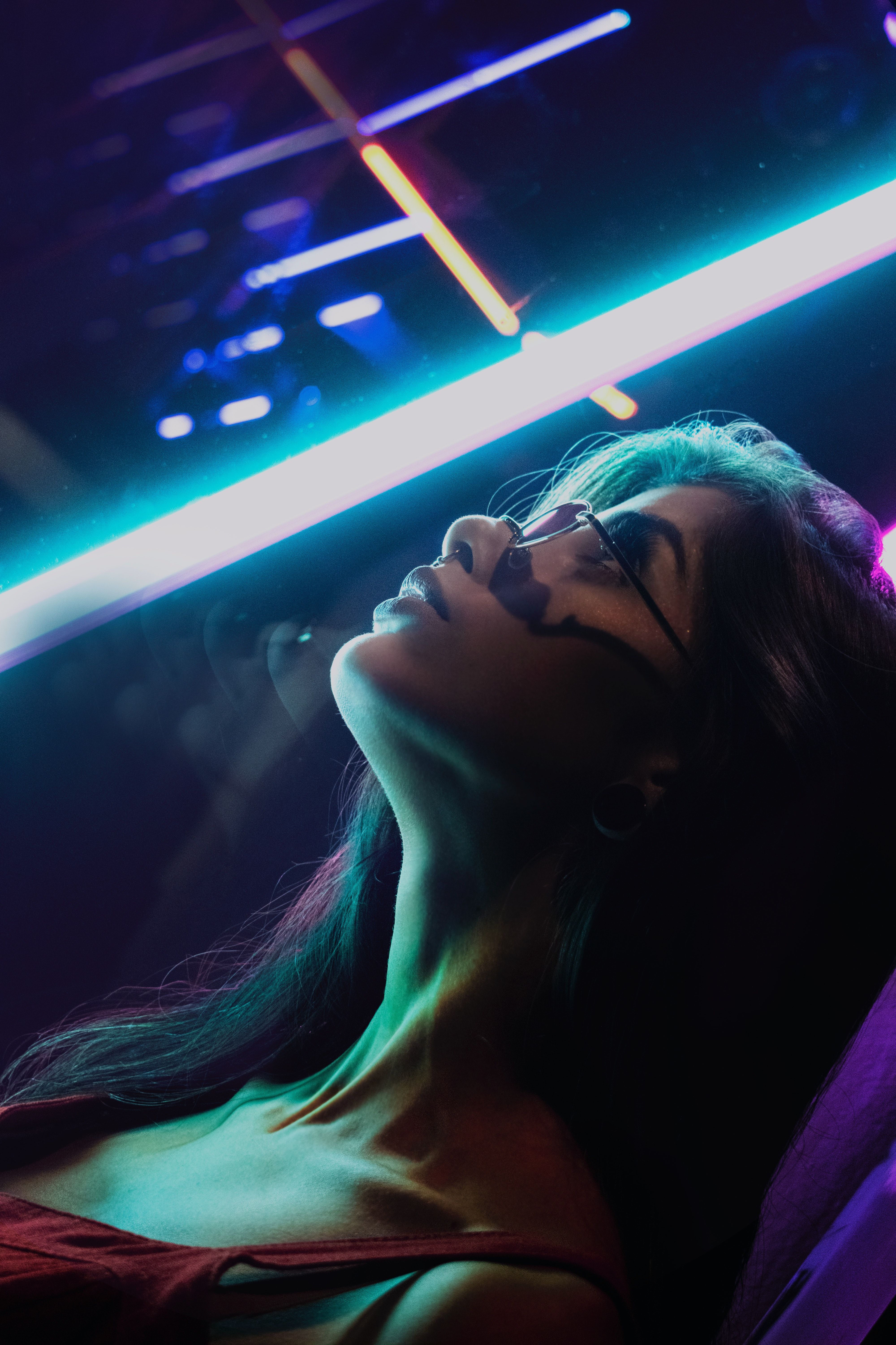Frau, Neonlicht, Profil, Club, Türkis, QHD+, Sperrbildschirm fürs iPhone