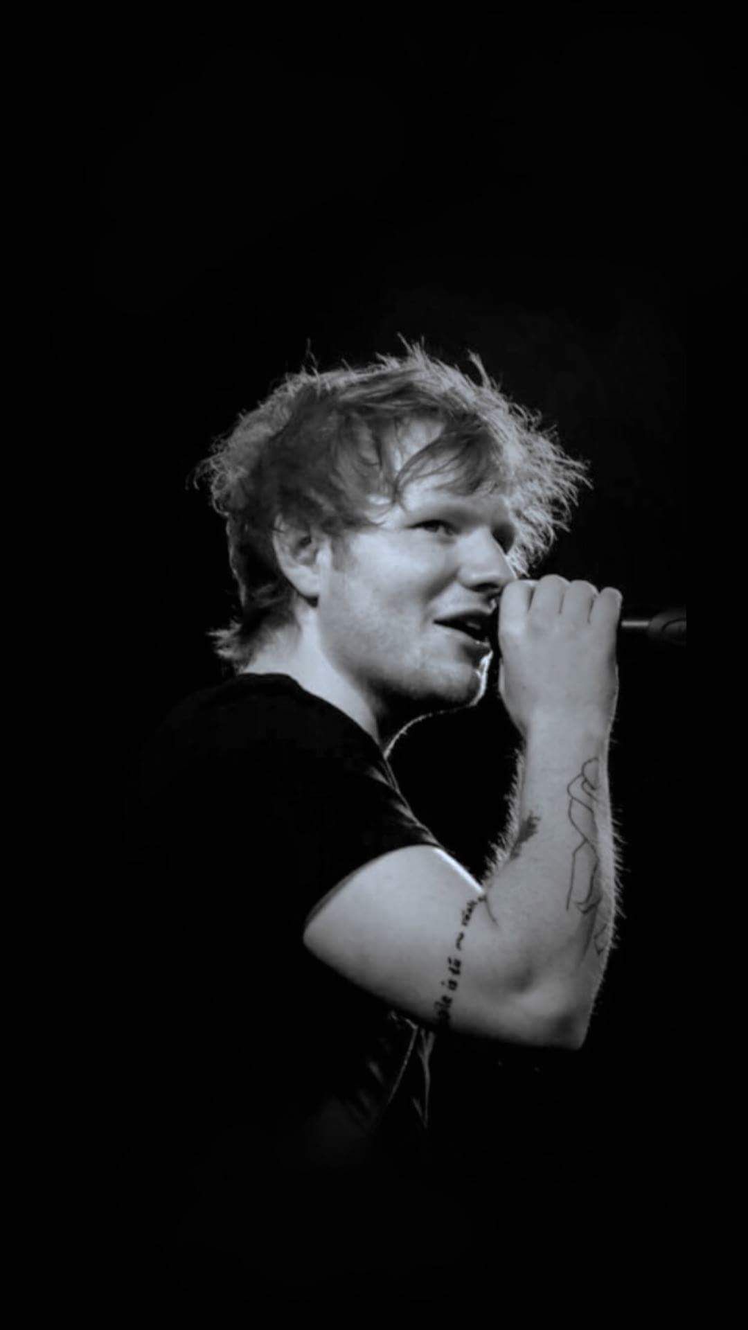 Ed Sheeran, Mikrofon, Live-Auftritt, Schwarzweiß, Singer-Songwriter, 1080x1920, Handy-Hintergrund