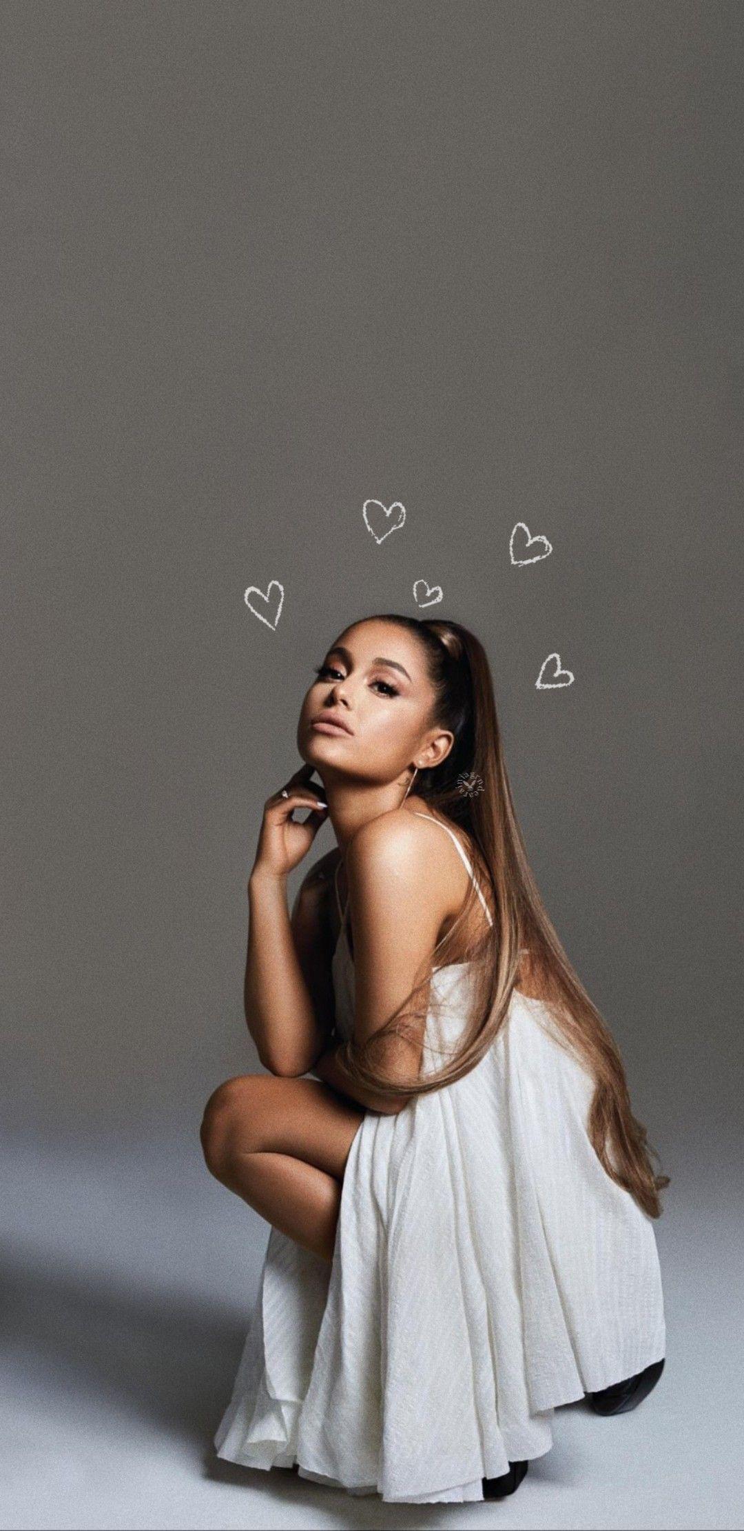 Ariana Grande, Weißes Kleid, Grauer Hintergrund, Herzen, Fotoshooting, Sperrbildschirm fürs iPhone
