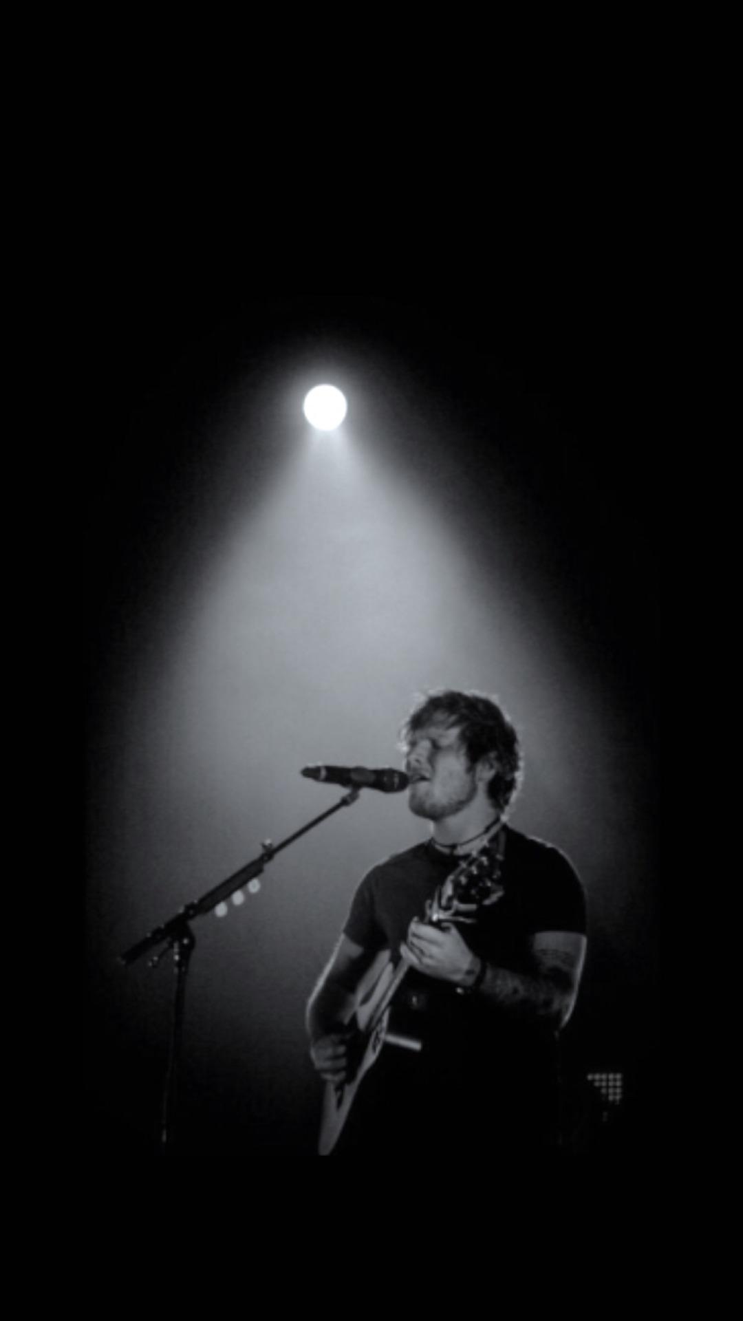 Ed Sheeran, Akustikgitarre, Scheinwerfer, Bühne, Schwarzweiß, Full HD, Handy-Hintergrundbild