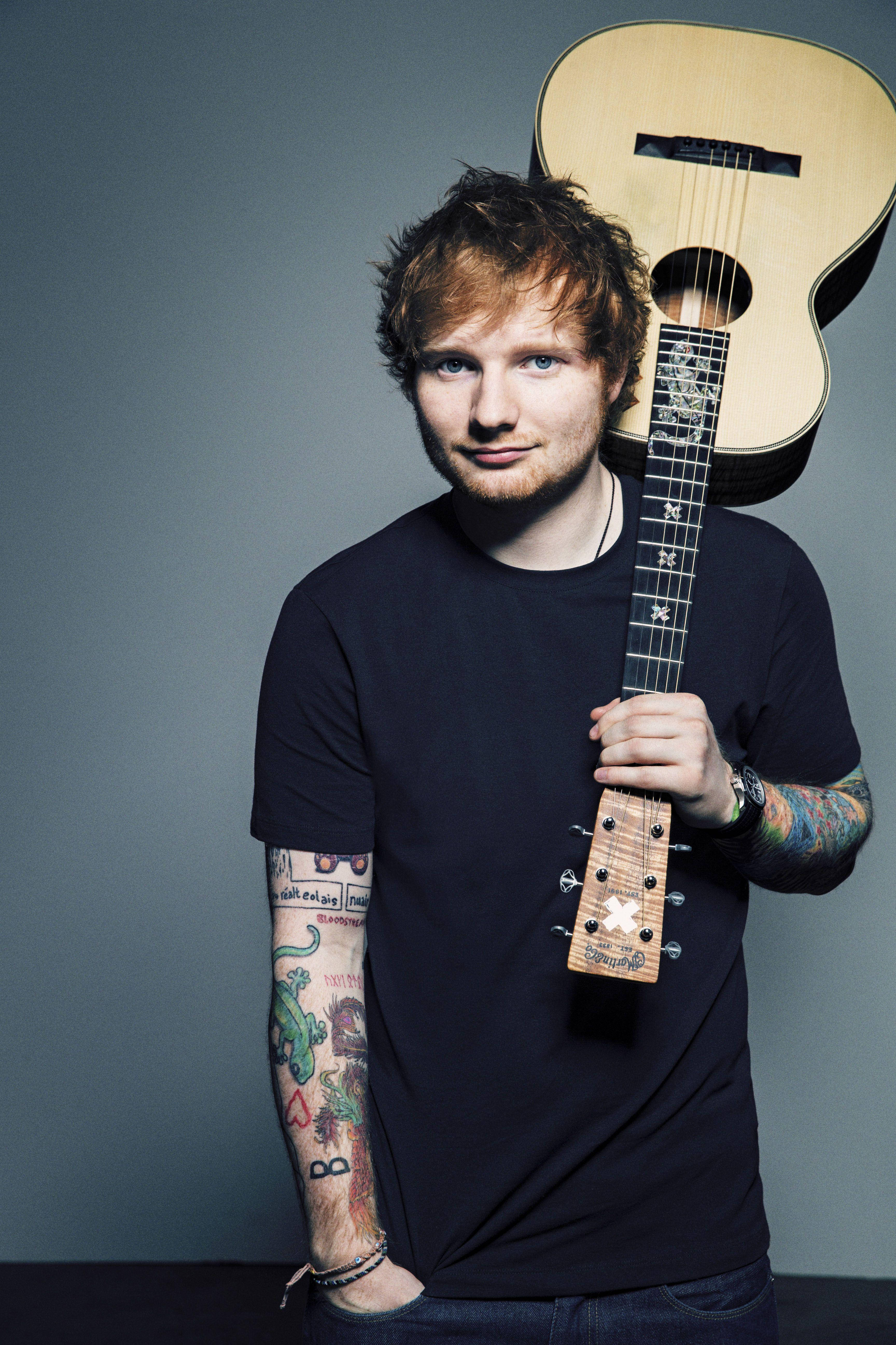 Ed Sheeran, Akustikgitarre, Porträt, Tattoos, Grauer Hintergrund, Sperrbildschirm fürs iPhone