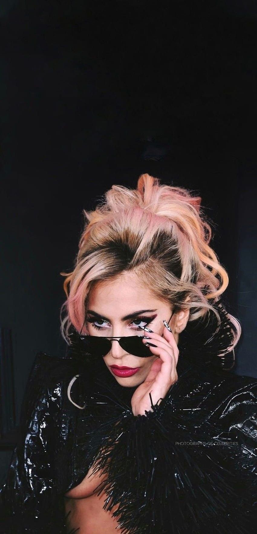 Lady Gaga, Sonnenbrille, Schwarzer Hintergrund, Rosa Haare, Popsängerin, Sperrbildschirm fürs iPhone