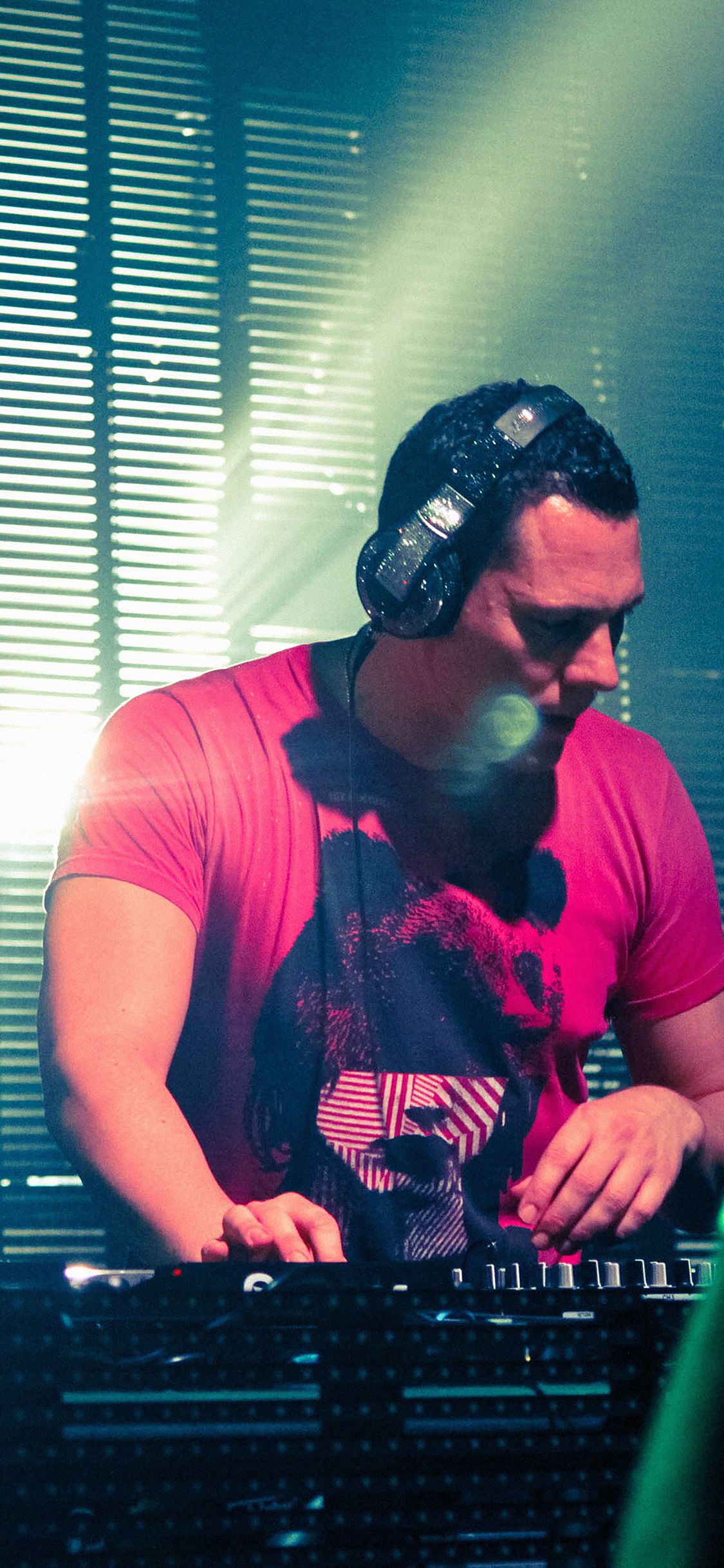 Tiësto, DJ, Kopfhörer, Rotes Shirt, Bühne, Full HD, Hintergrundbild fürs Handy