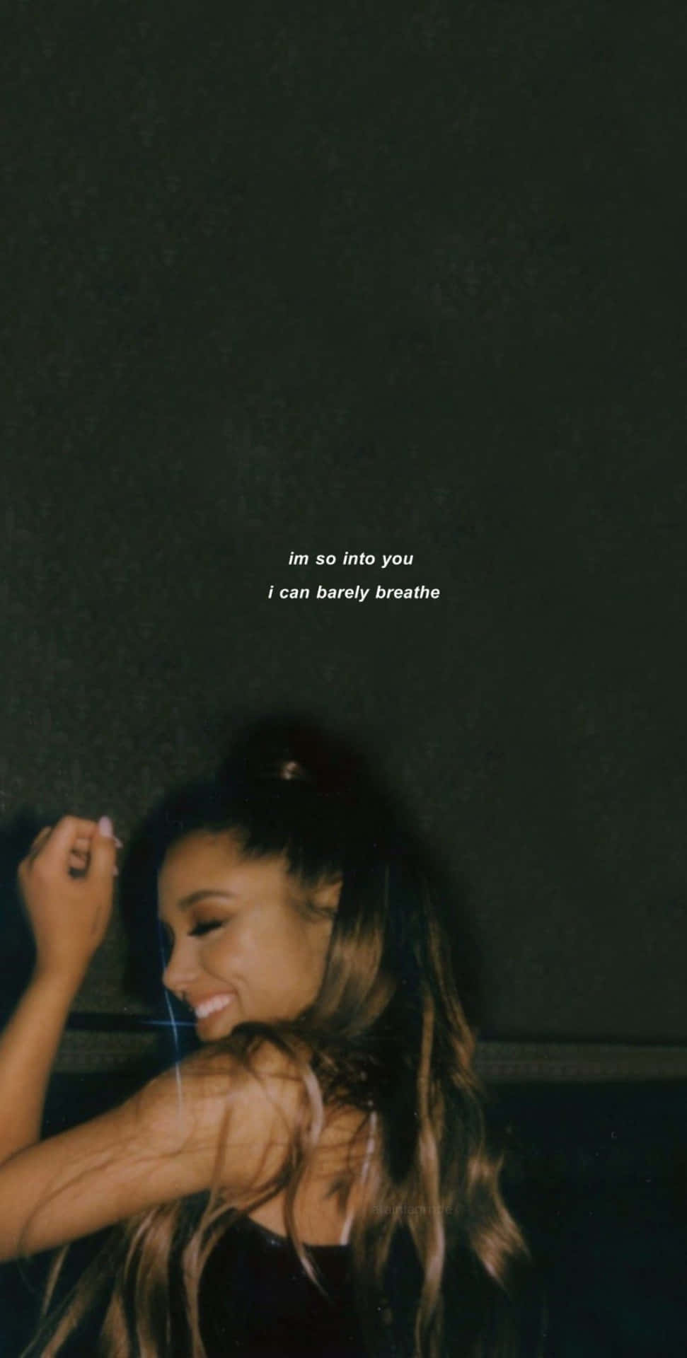 Ariana Grande, Dunkelgrün, Porträt, Zitat, Lange Haare, HD, Hintergrundbild fürs Handy
