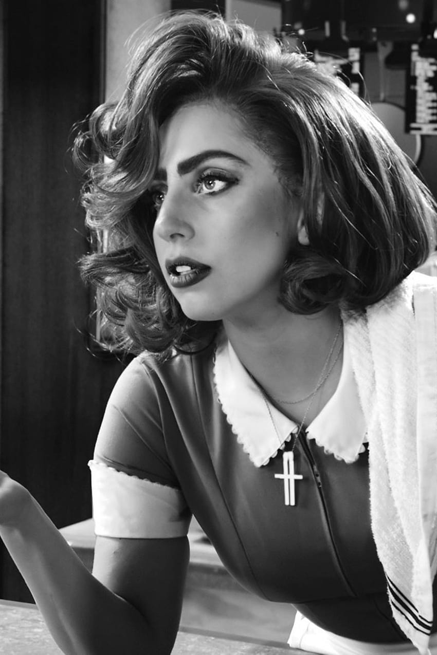 Lady Gaga, Schwarzweiß, Retro-Look, Kreuzkette, Locken, HD, Handy-Hintergrund im Hochformat