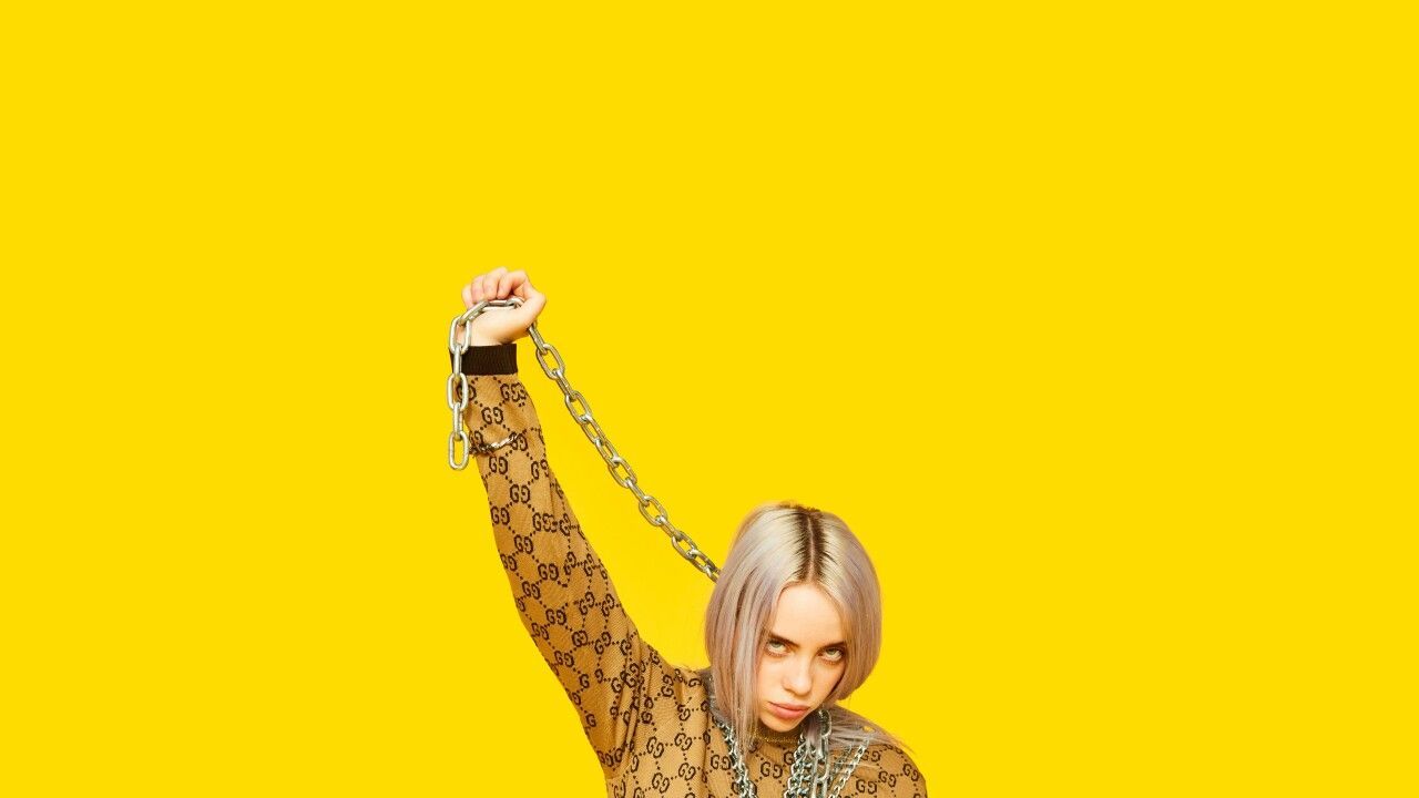 Billie Eilish, Ketten, Gelber Hintergrund, Gucci-Muster, HD Wallpaper
