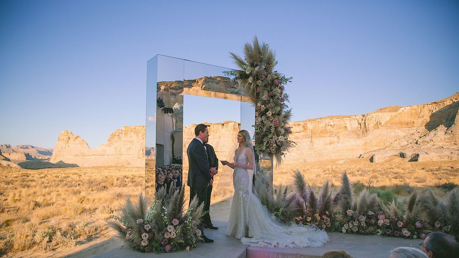 Hochzeit, Brautpaar, Wüste, Spiegeltor, Blumenbogen, 16:9, HD-Hintergrundbild für den Desktop