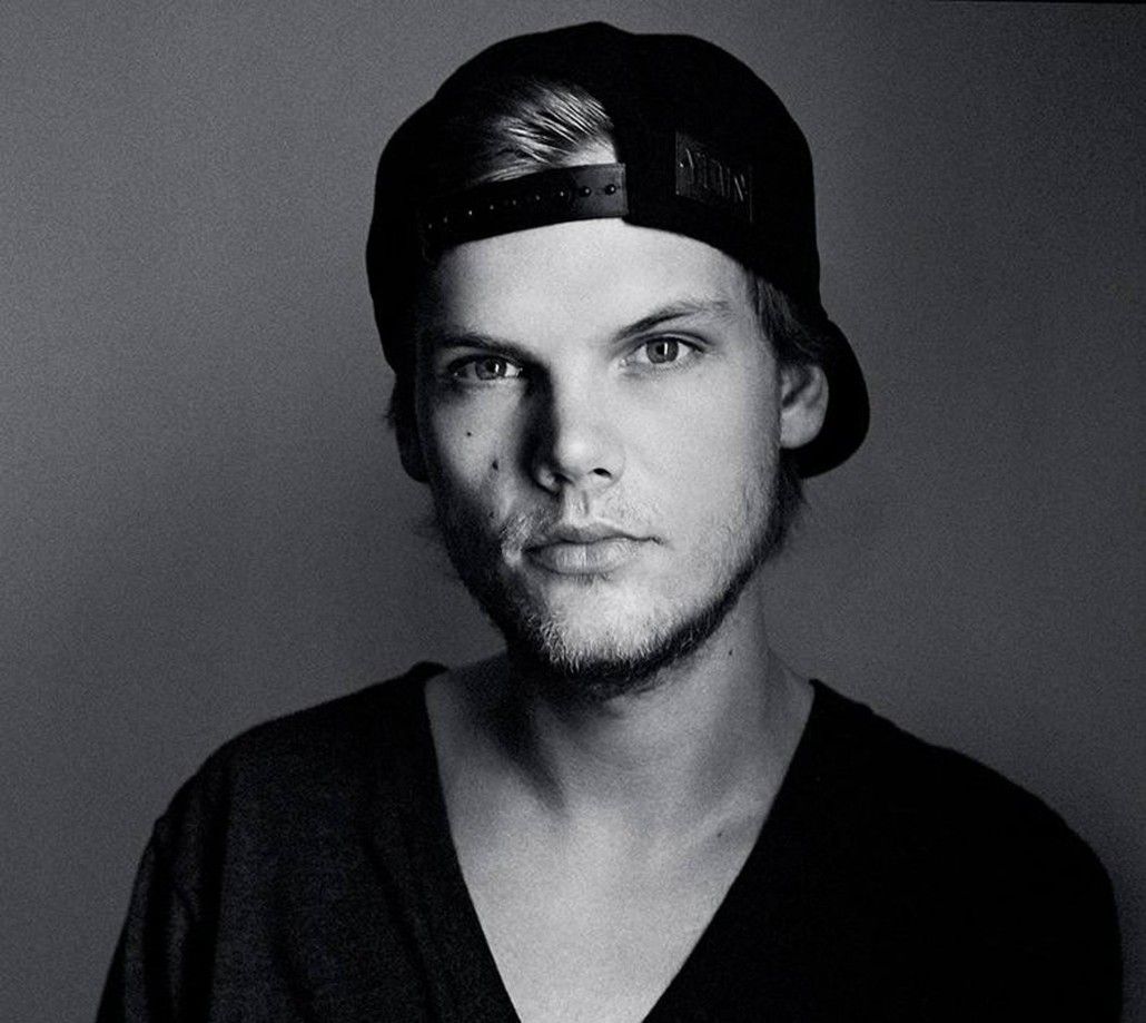 Avicii, Tim Bergling, Porträt, Schwarz-Weiß, Kappe, Hintergrundbild für iPad und Tablet