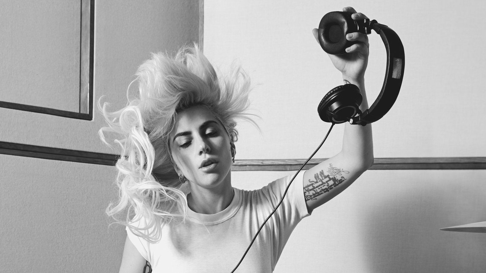 Lady Gaga, Kopfhörer, Schwarzweiß, Tattoo, Studio, HD, Hintergrund für den Desktop