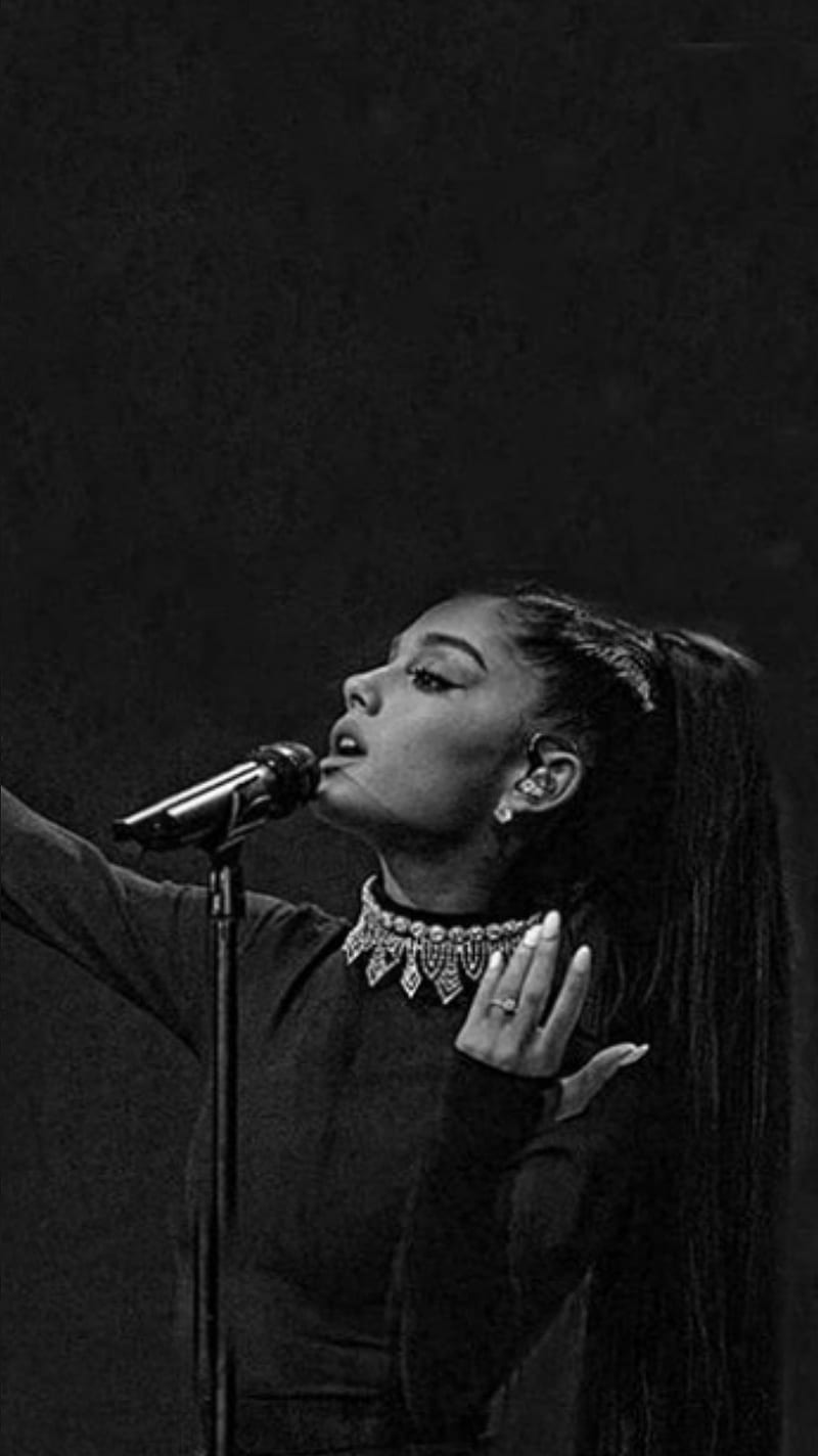 Ariana Grande, Mikrofon, Schwarz-Weiß, Konzert, Bühnenauftritt, HD, Handy-Hintergrundbild