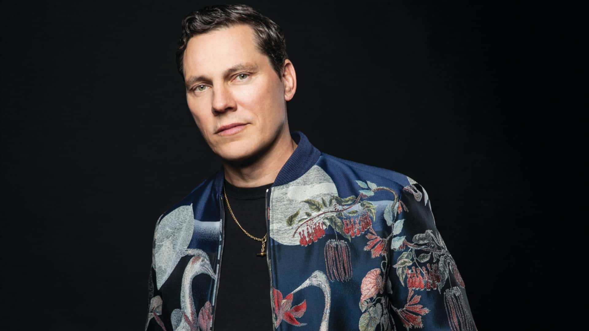 Tiësto, Porträt, DJ, Bomberjacke, Schwarzer Hintergrund, Full HD Wallpaper