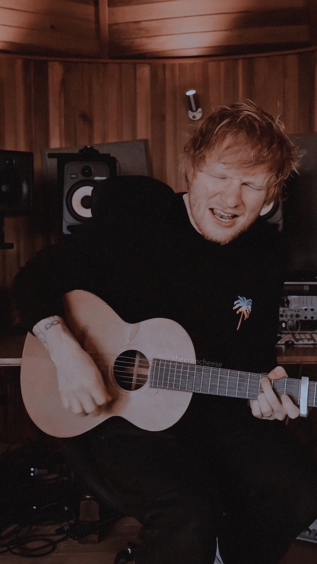 Ed Sheeran, Akustikgitarre, Studio, Lächeln, Warmes Licht, HD, Handy-Hintergrundbild