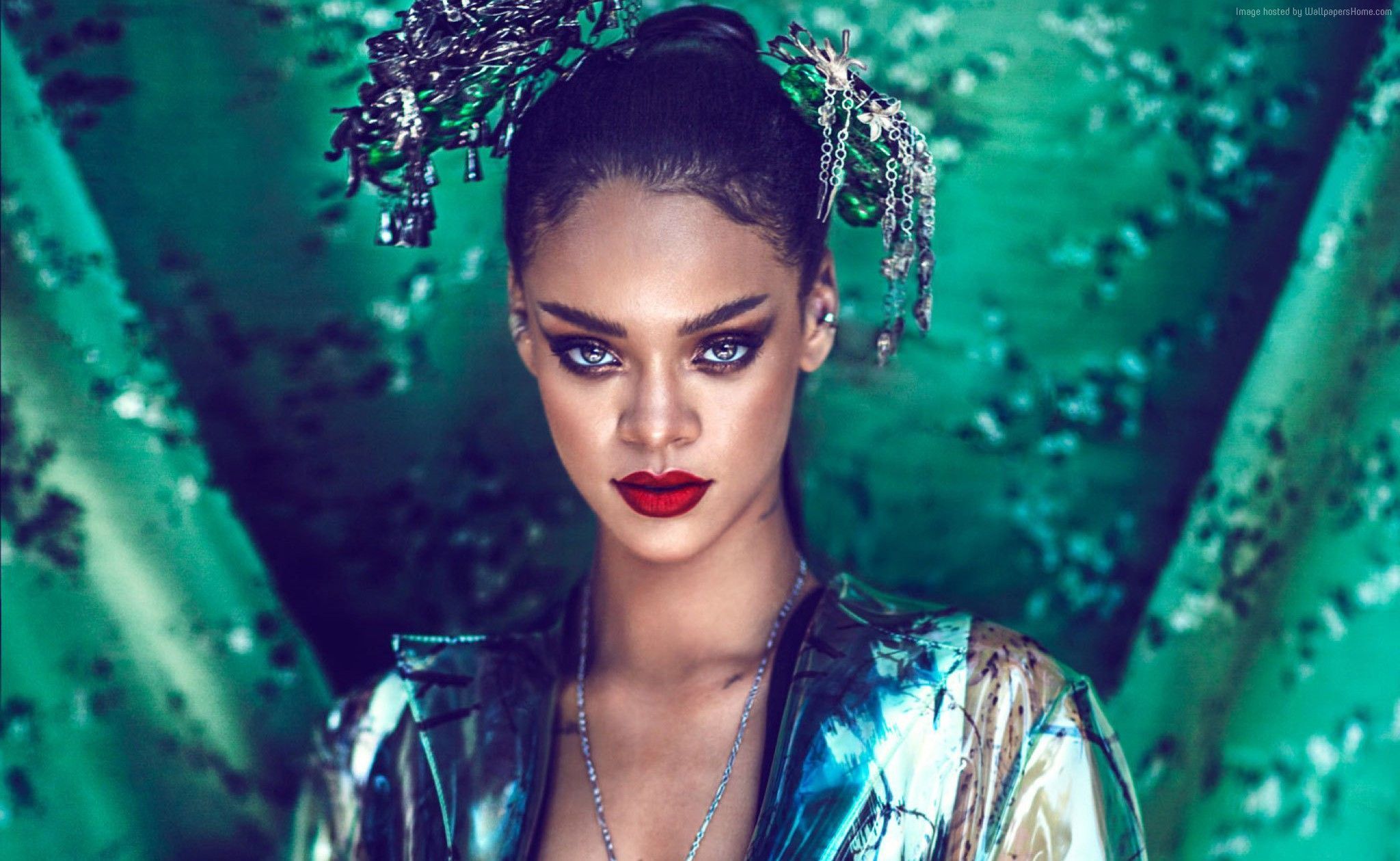 Rihanna, Fotoshooting, Roter Lippenstift, Grün, Haarschmuck, Full HD, Desktop-Hintergrund