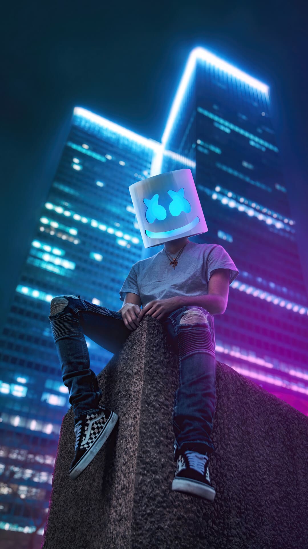 Figur mit Würfelkopf, Neonlicht, Stadt, Nacht, Cyberpunk, Full HD, Handy-Hintergrund