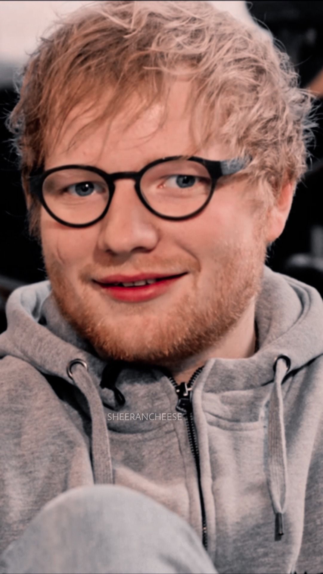 Ed Sheeran, Brille, Porträt, Lächeln, Kapuzenpullover, Full HD, Hintergrundbild fürs Handy