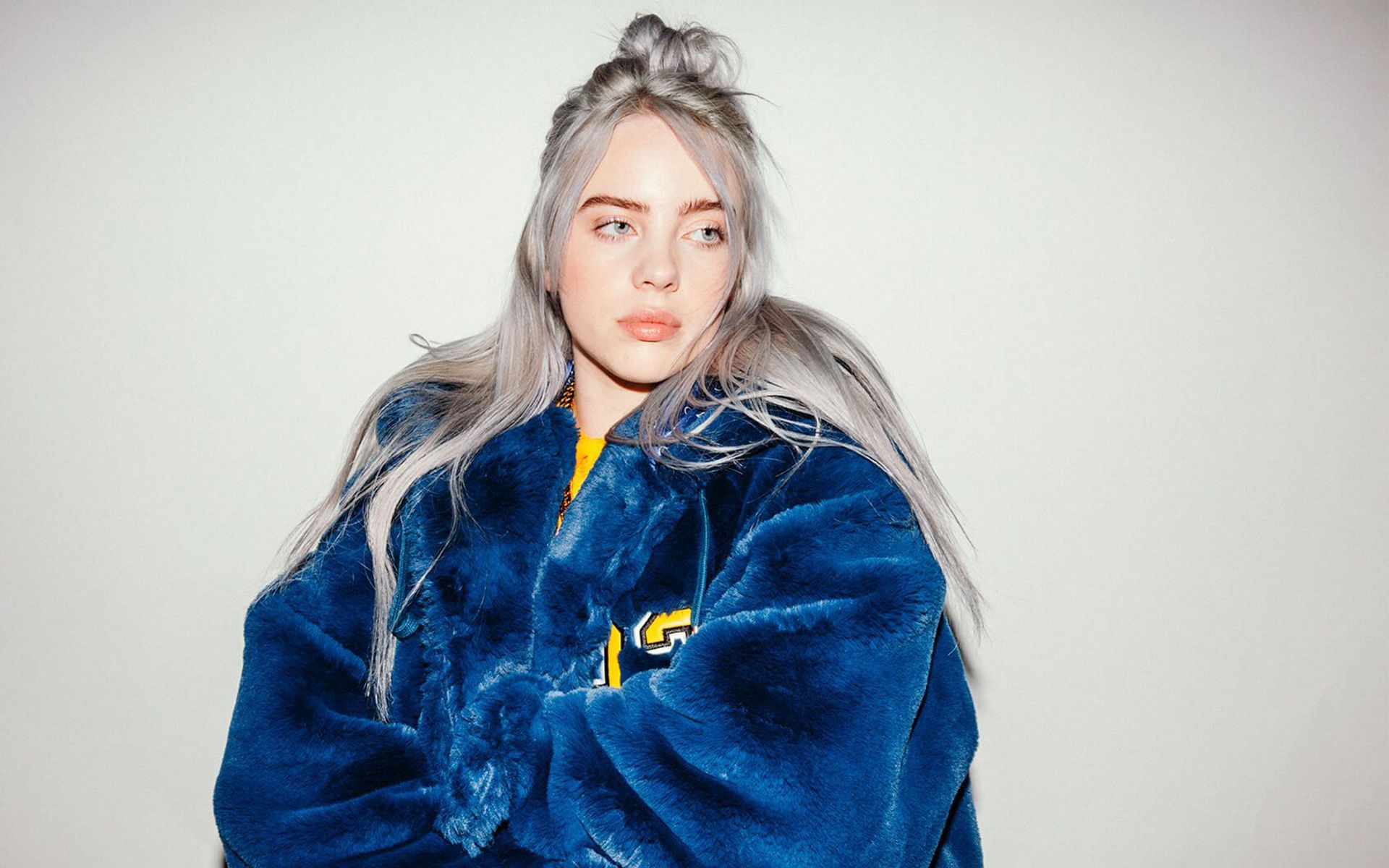 Billie Eilish, Blaue Jacke, Weißer Hintergrund, Porträt, Sängerin, Full HD Wallpaper