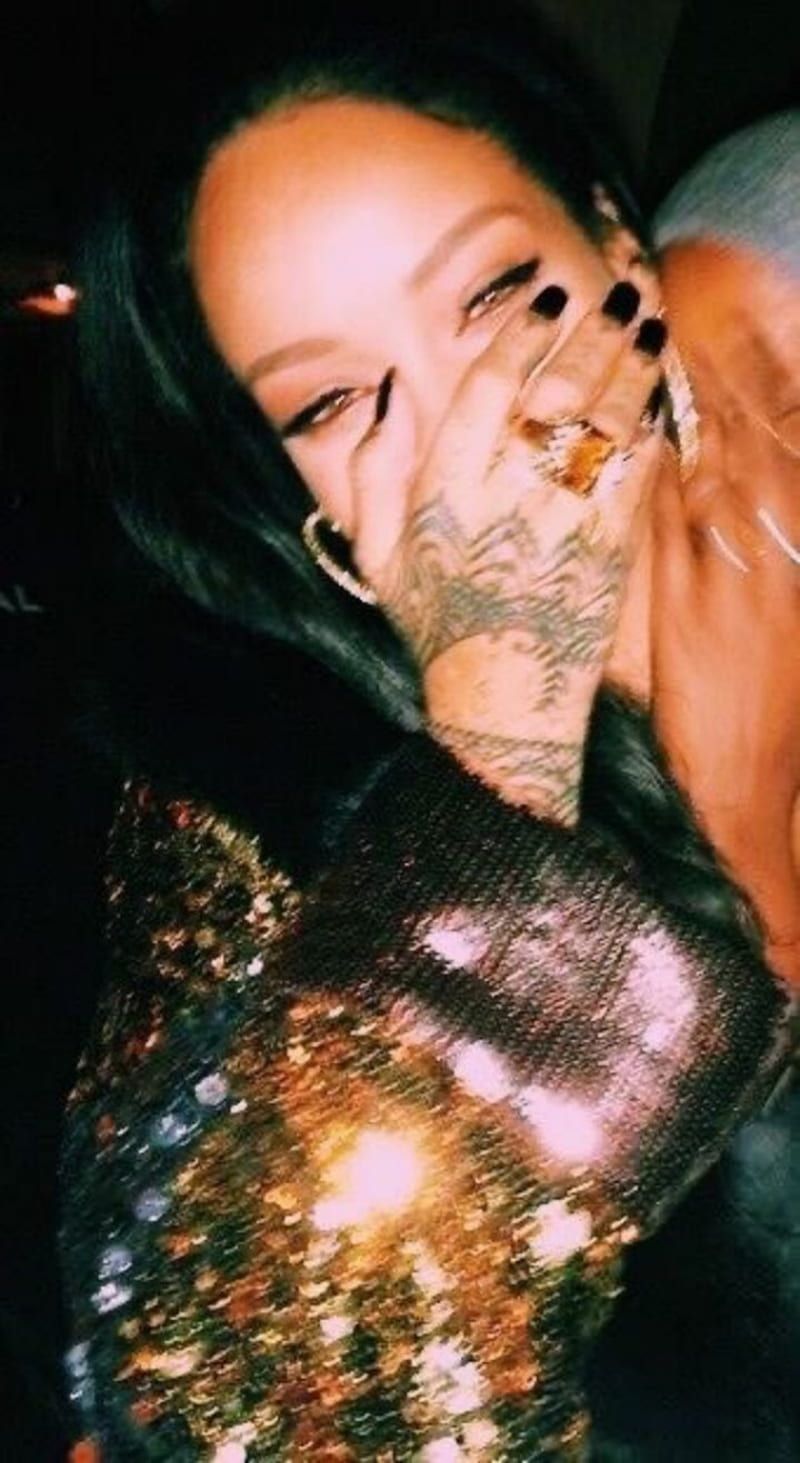 Rihanna, Paillettenjacke, Lachen, Nacht, Schmuck, HD, Hintergrundbild fürs Handy