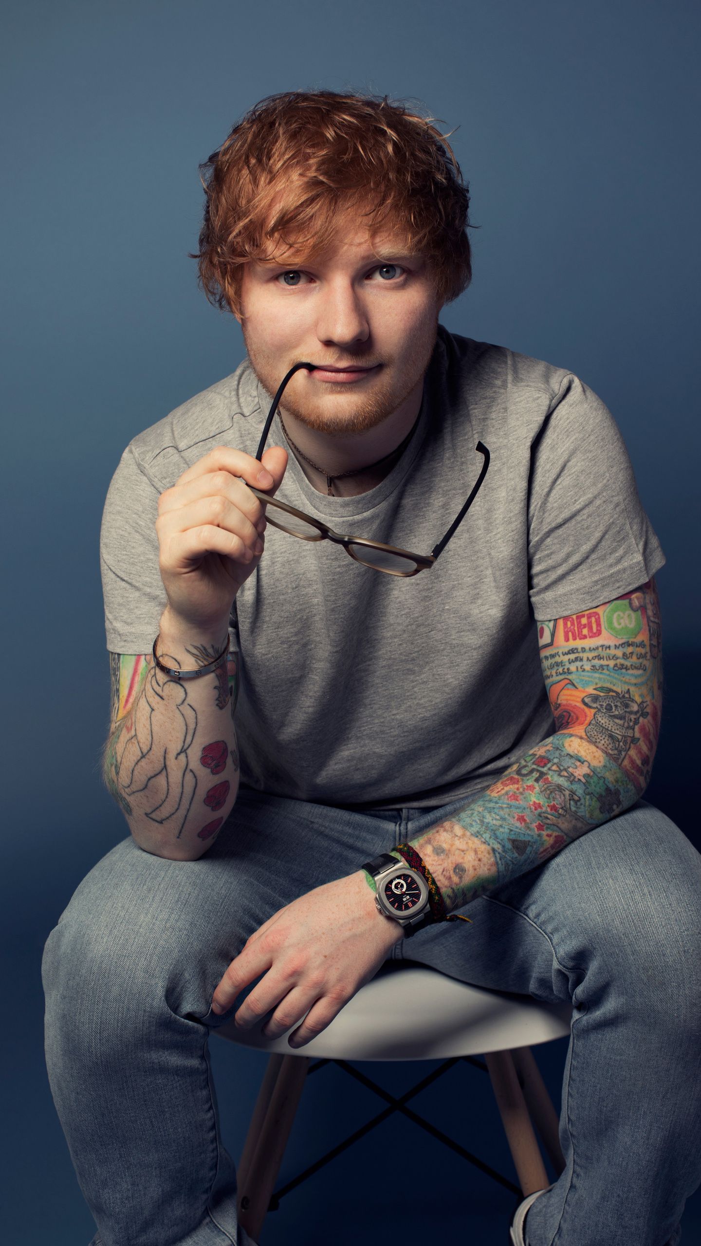 Ed Sheeran, Fotoshooting, Porträt, Tattoos, Blauer Hintergrund, Sperrbildschirm fürs iPhone