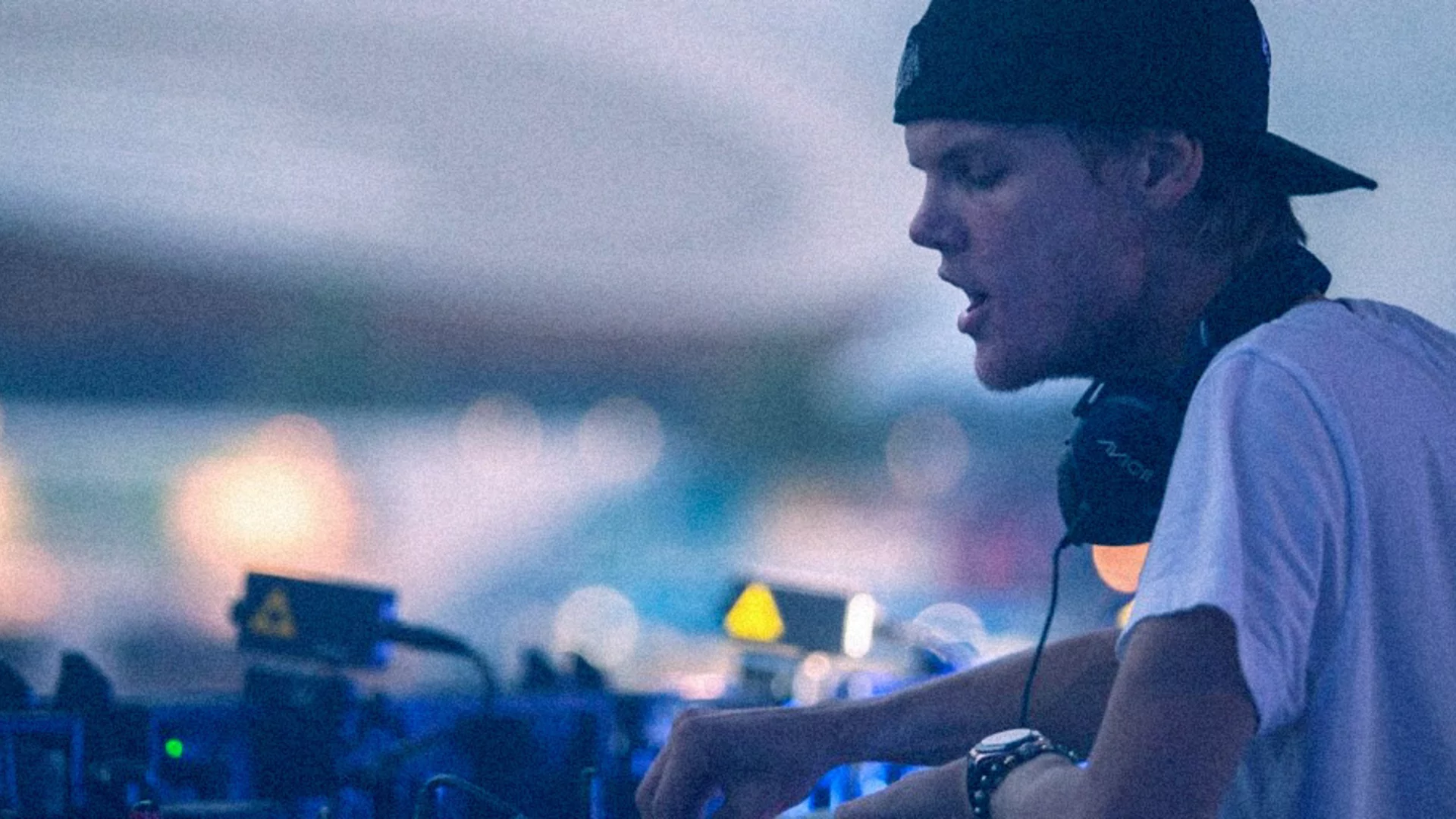 Avicii, Tim Bergling, DJ-Set, Kappe, Kopfhörer, Full HD 1080p, Desktop-Hintergrundbild