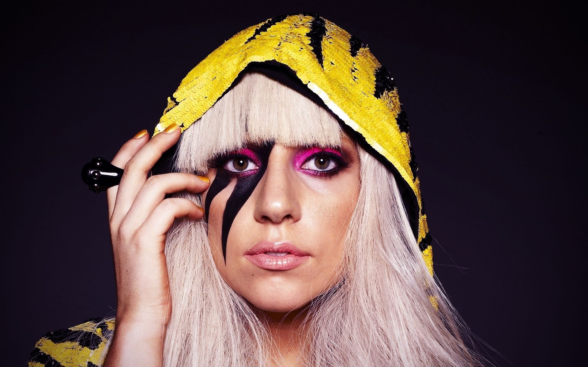 Lady Gaga, Blitz-Make-up, Gelbe Kapuze, Porträt, Glam, 16:10, Full-HD-Hintergrundbild für den Desktop