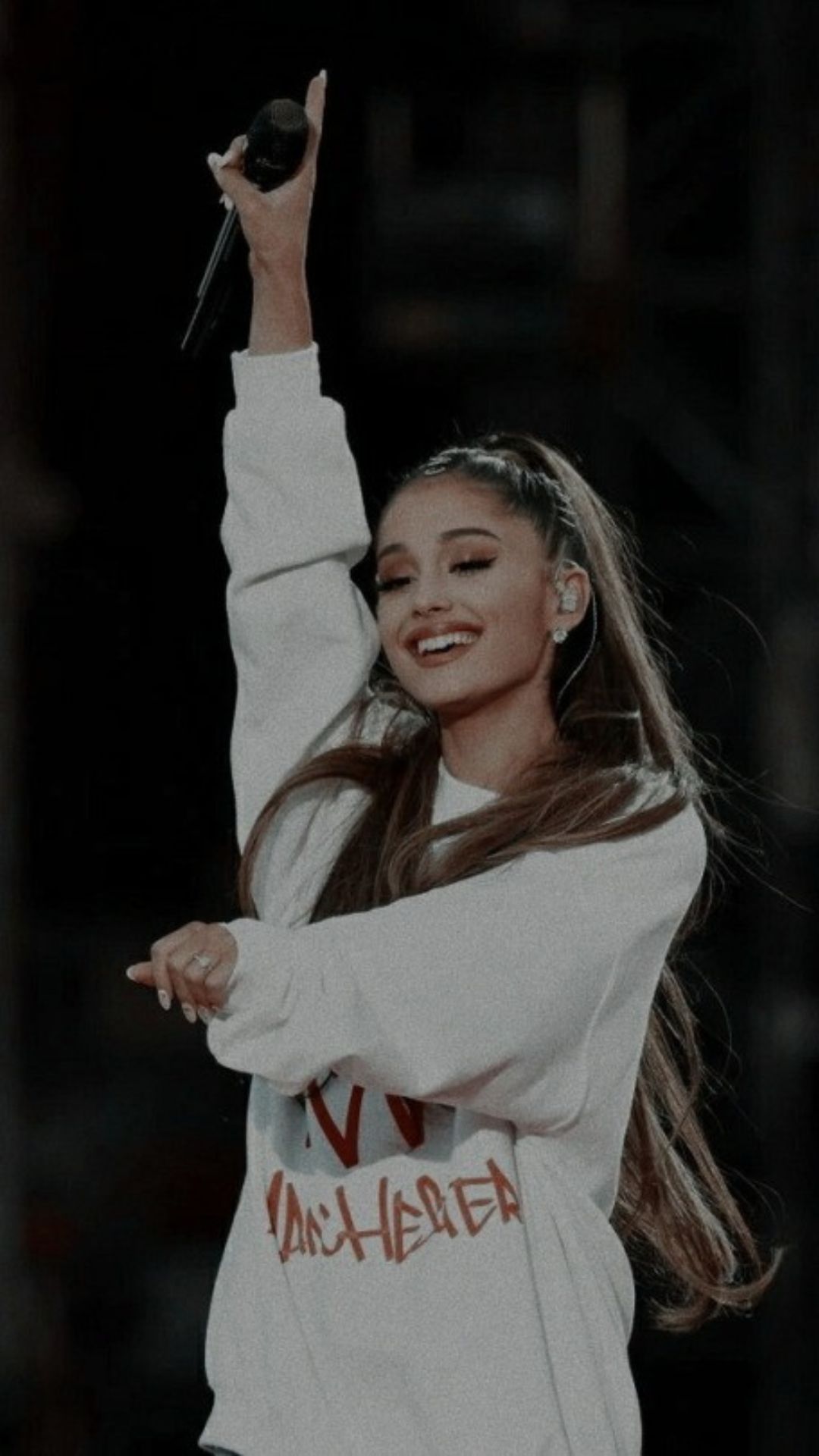 Ariana Grande, Konzert, Erhobene Hand, Bühnenauftritt, Dunkel, Full HD, iPhone-Hintergrundbild