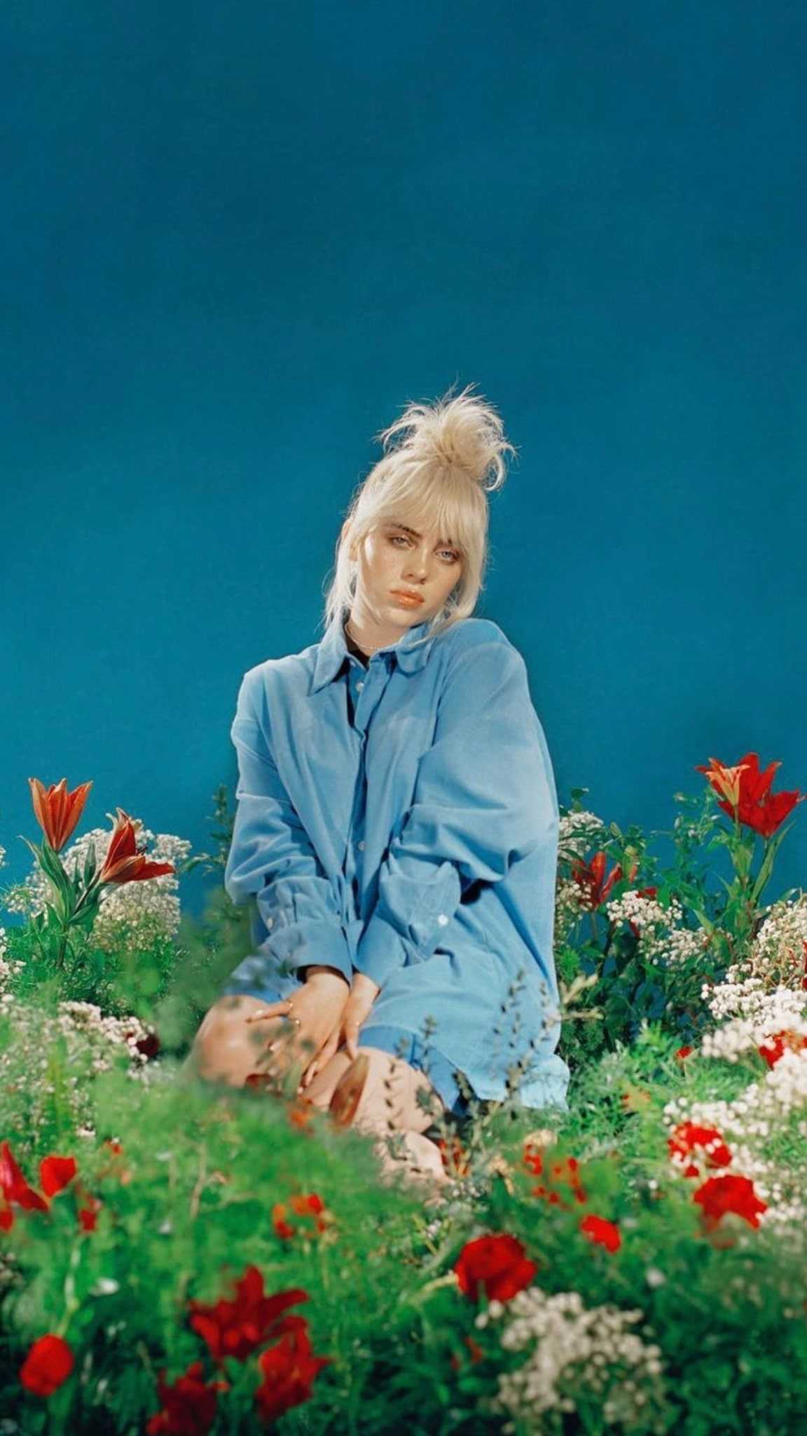 Billie Eilish, Blumenwiese, Rote Blumen, Blauer Hintergrund, Sperrbildschirm fürs iPhone