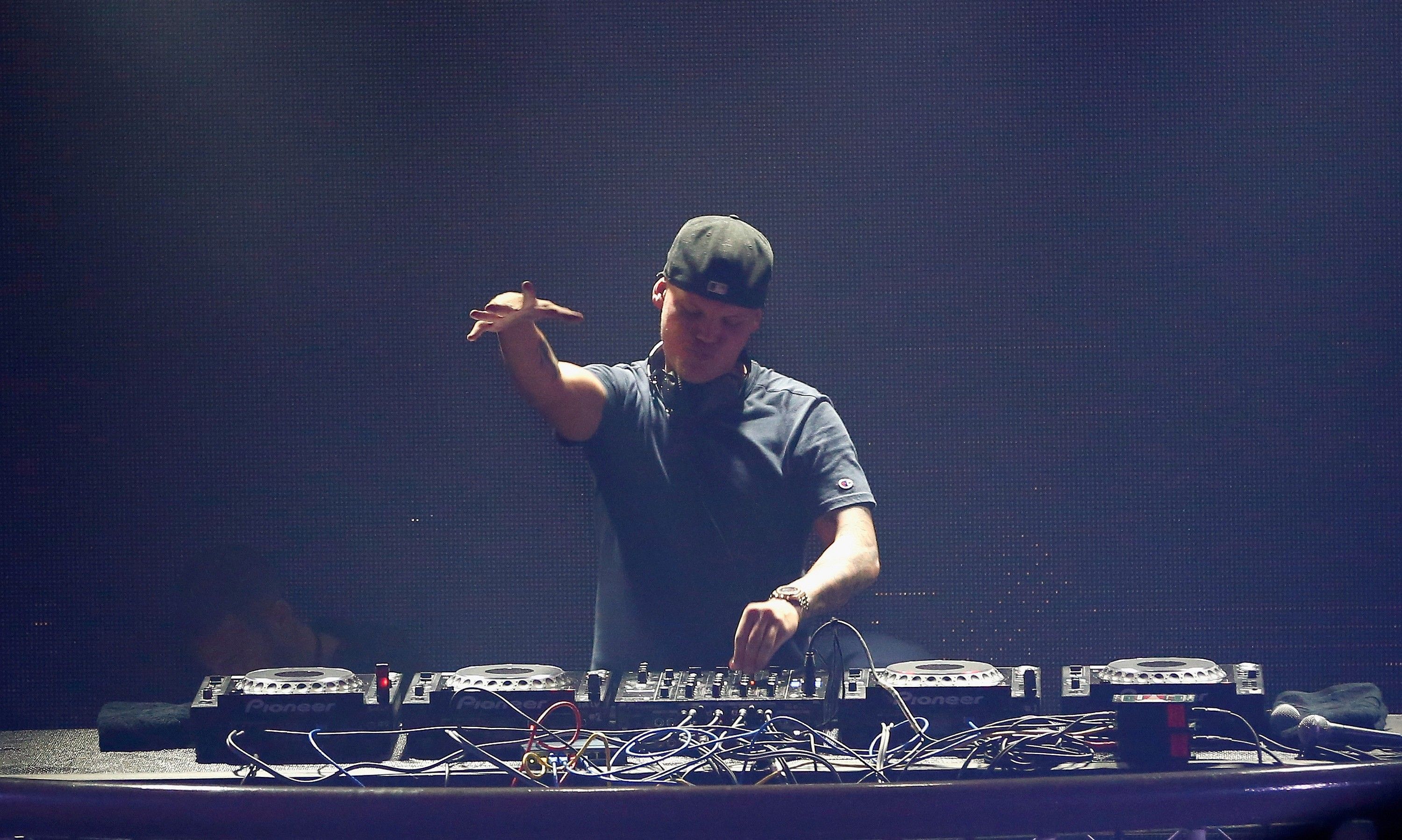 Avicii, DJ-Pult, Bühne, Konzert, Dunkelblau, 2K, Desktop-Hintergrund für Windows