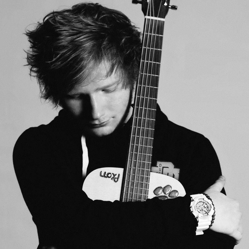 Ed Sheeran, Gitarre, Schwarzweiß, Porträt, Singer-Songwriter, Hintergrundbild fürs Tablet