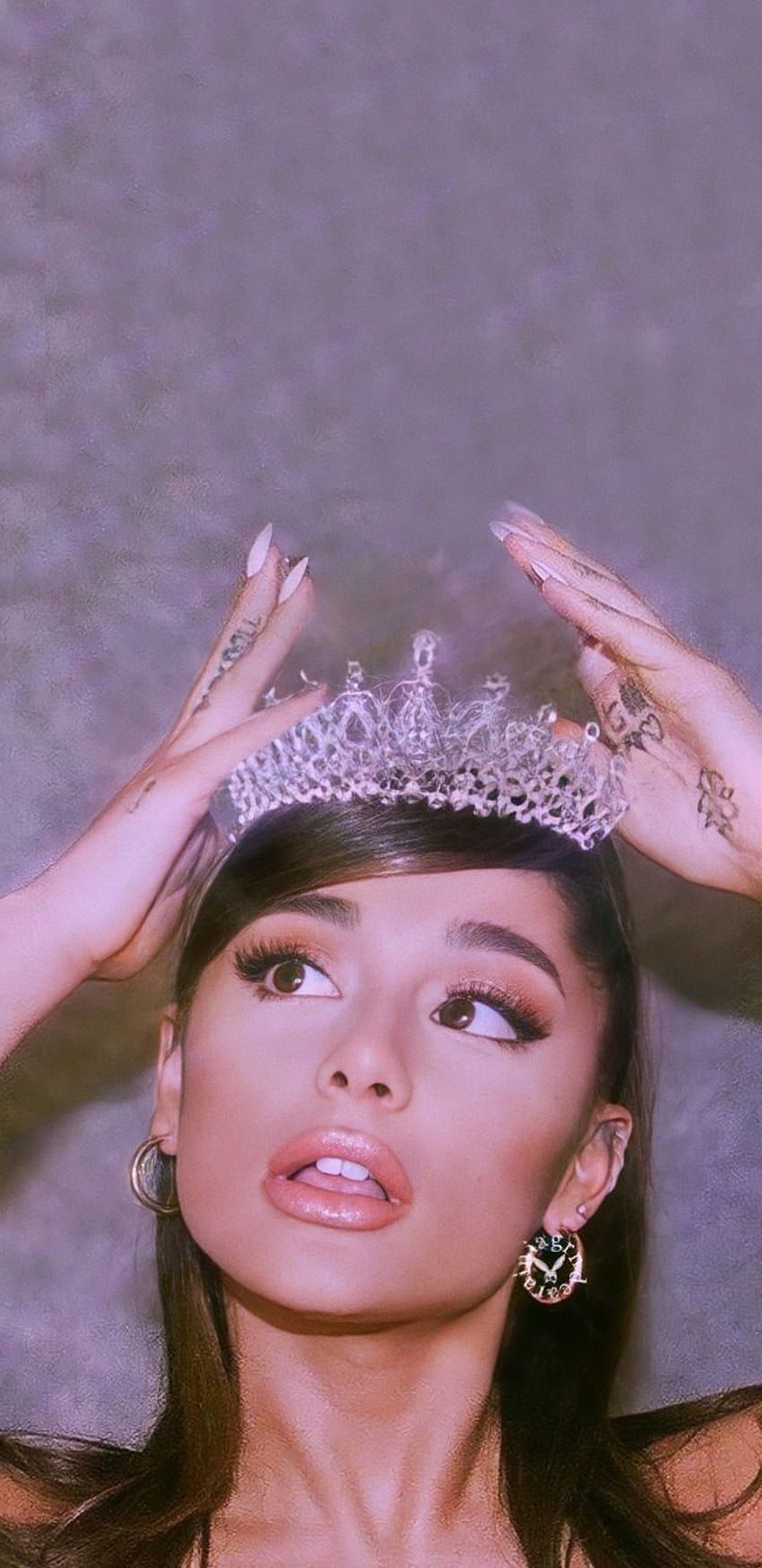 Ariana Grande, Krone, Prinzessin, Lila, Porträt, HD, Hintergrundbild fürs Handy