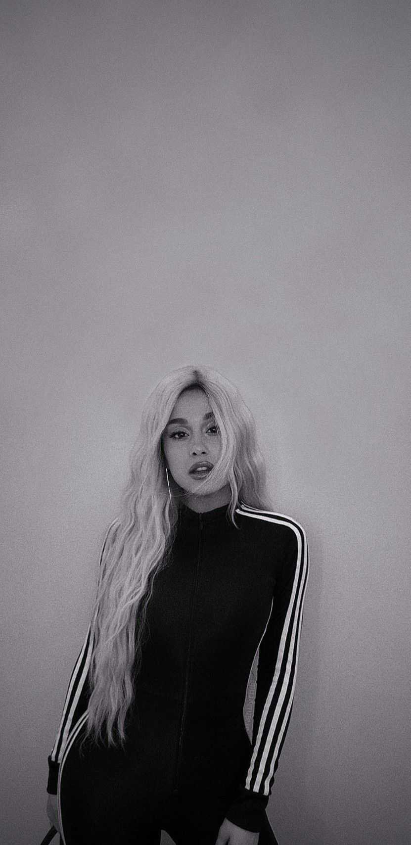 Ariana Grande, Silberne Haare, Grau, Minimalistisch, Schwarzes Outfit, Android-Hintergrundbild