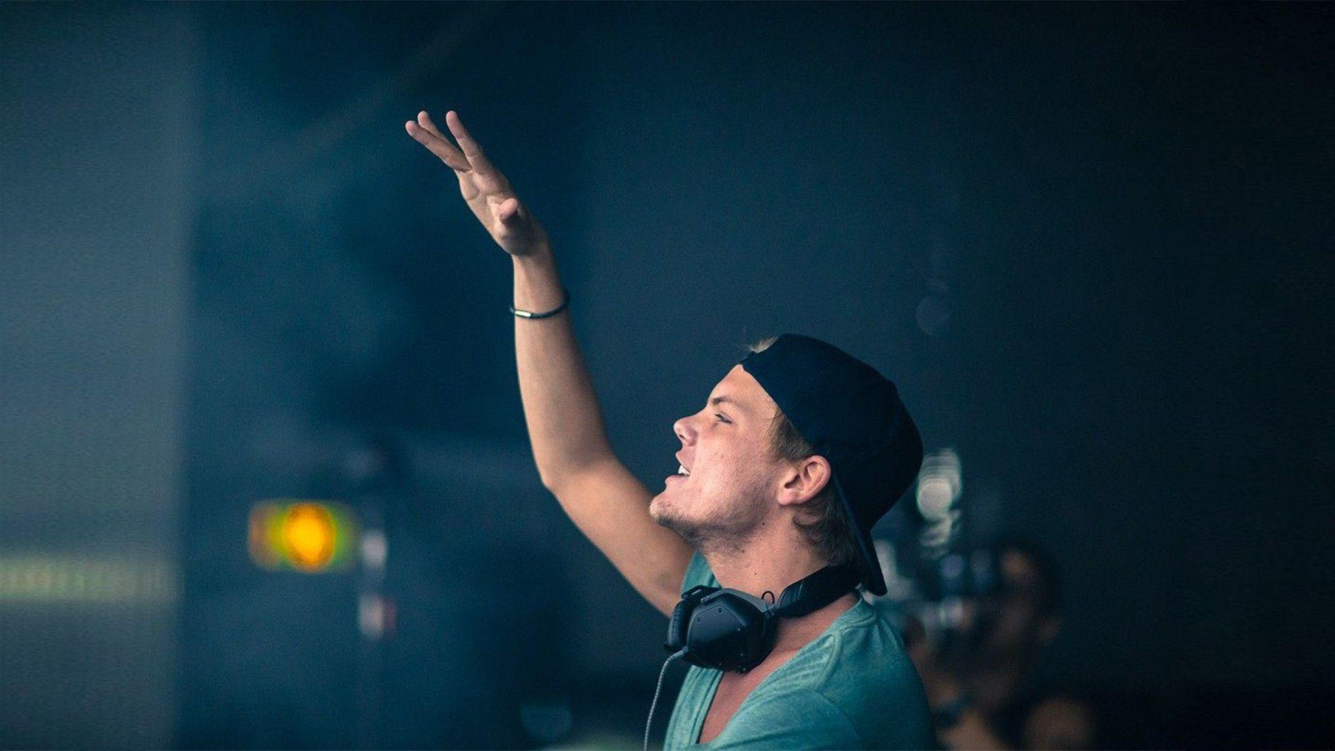Avicii, Konzert, Erhobene Hand, Kopfhörer, Bühnenlicht, 1920x1080, Full-HD-Hintergrundbild für PC