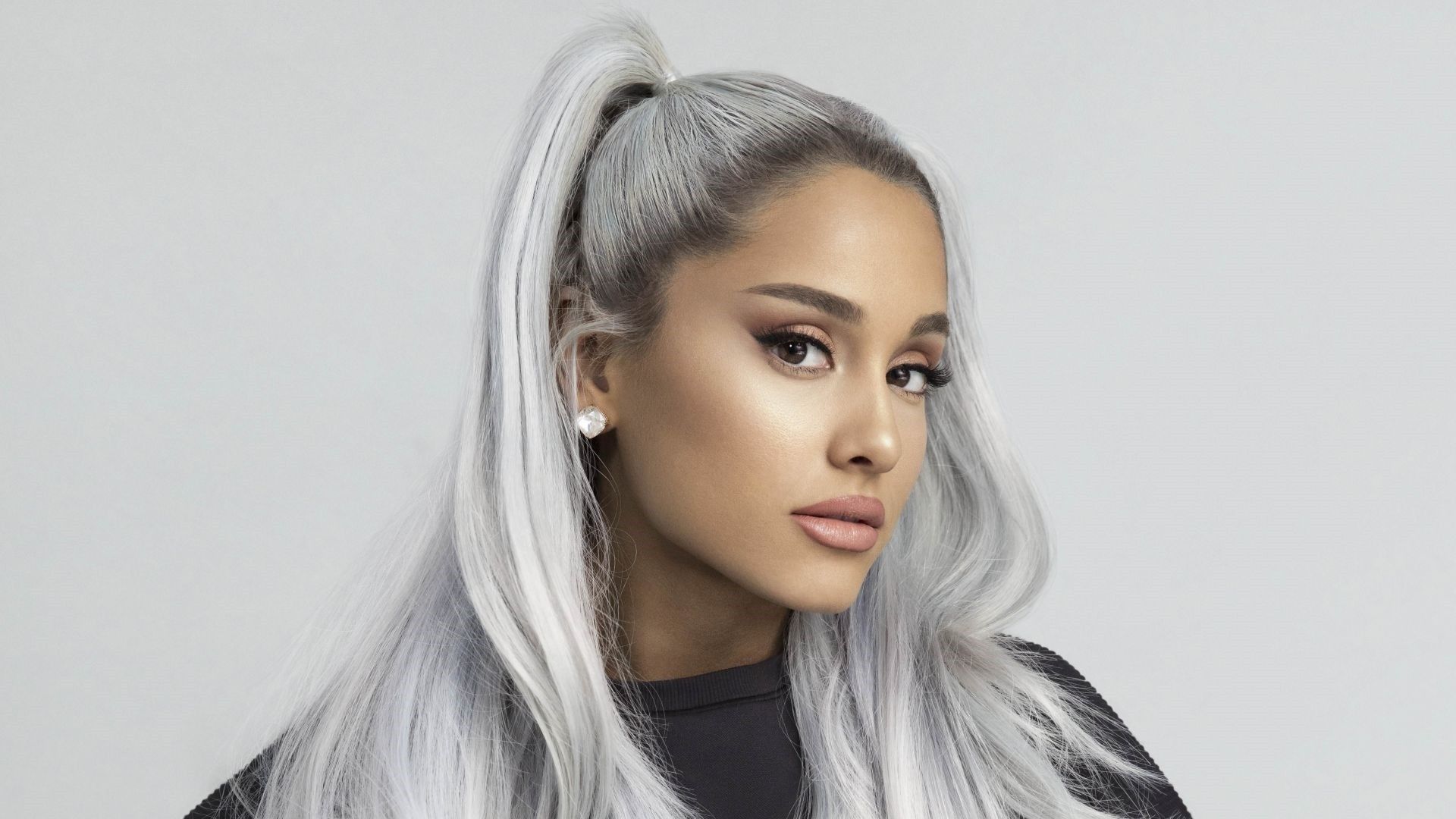 Ariana Grande, Silberne Haare, Hoher Pferdeschwanz, Porträt, Popsängerin, Full HD, Breitbild-Hintergrundbild