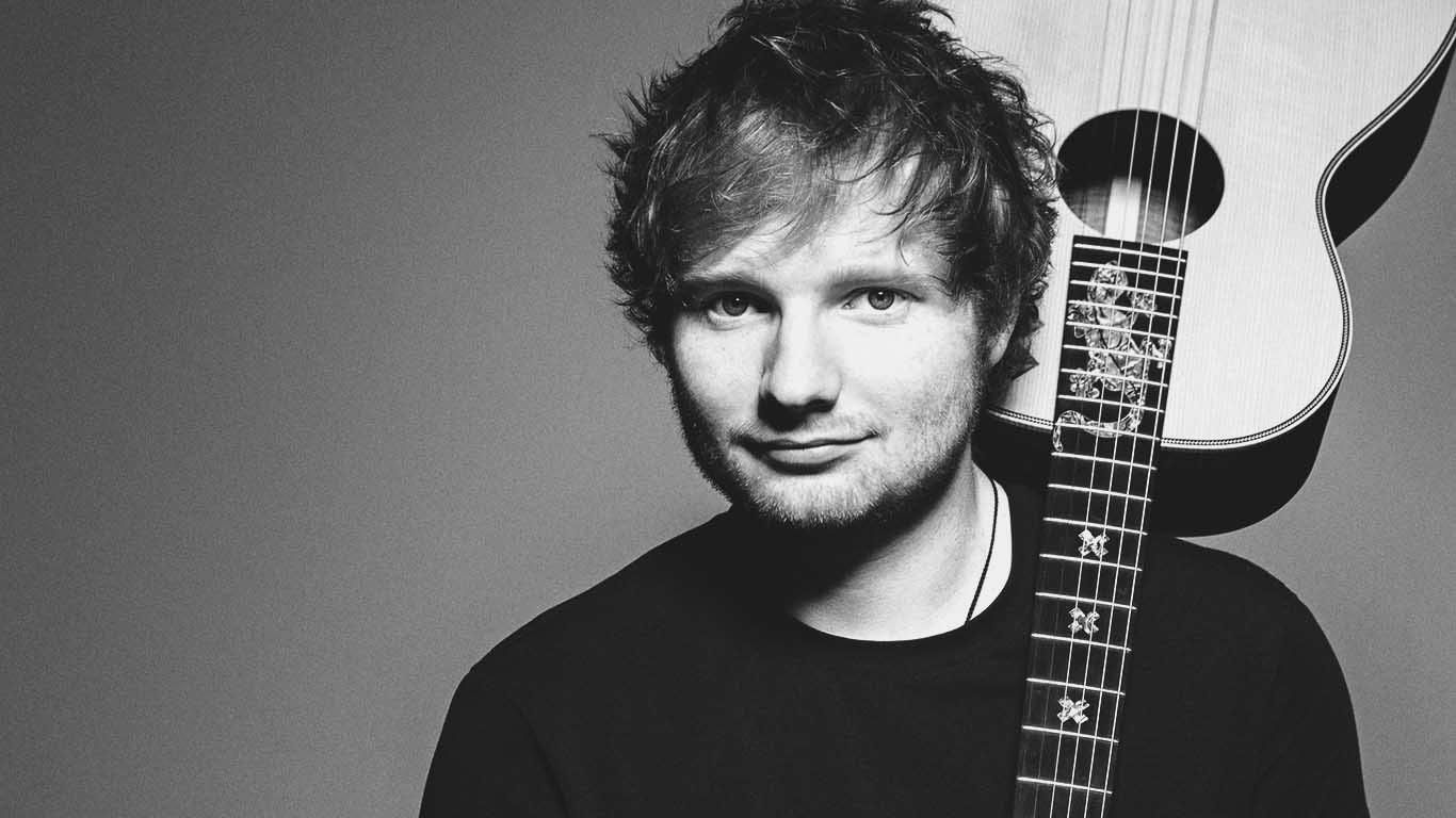 Ed Sheeran, Akustikgitarre, Schwarzweiß, Porträt, Lächeln, HD, Breitbild-Hintergrundbild