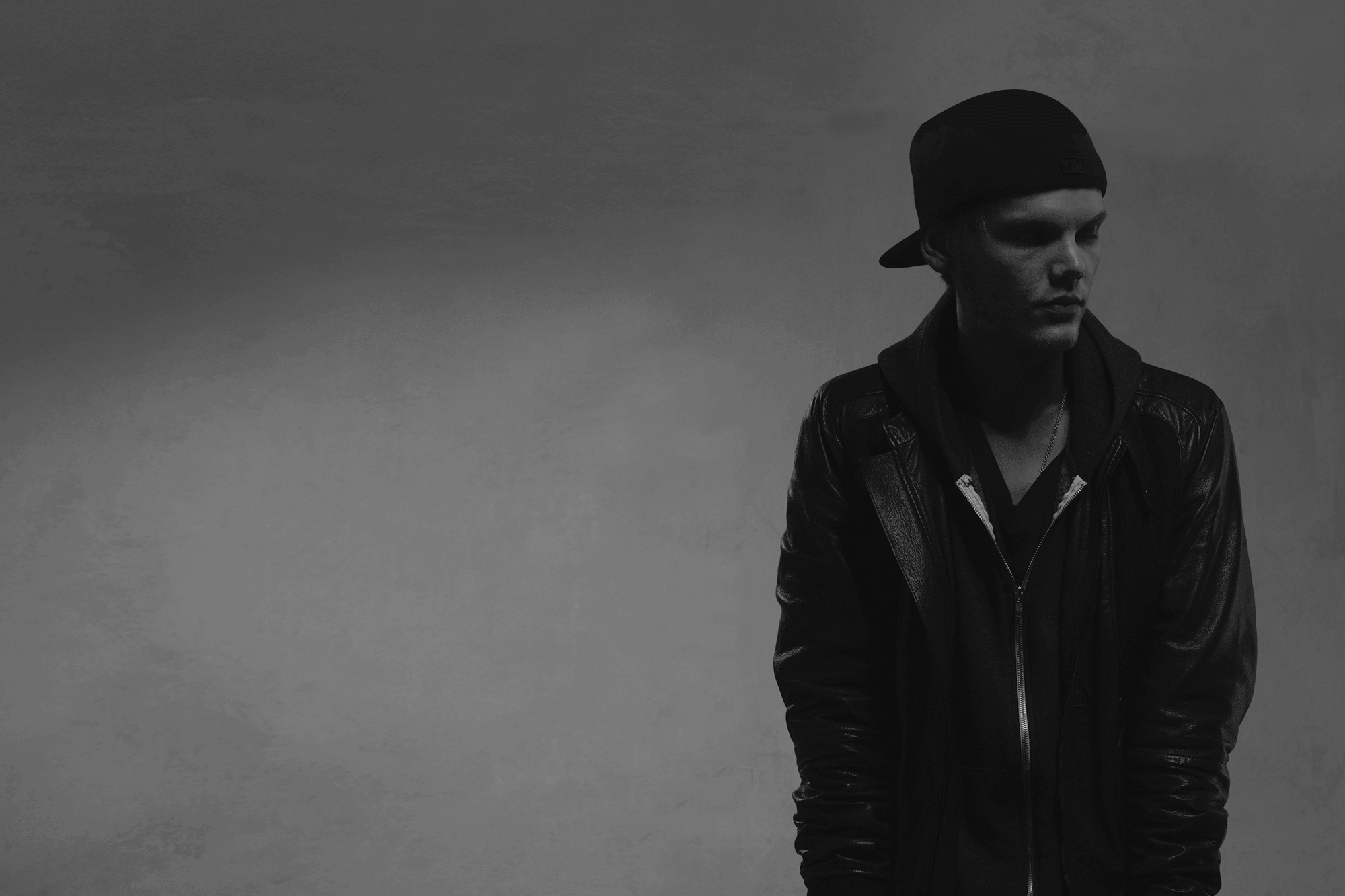 Avicii, Tim Bergling, Lederjacke, Kappe, Schwarz-Weiß, Full HD, Desktop-Hintergrund für Windows
