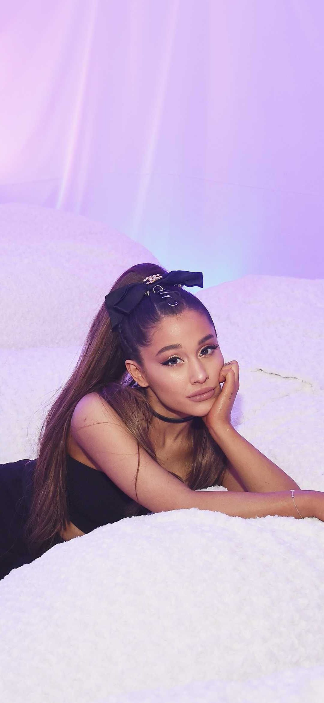 Ariana Grande, Lila, Bett, Pastellfarben, Porträt, Hintergrundbild für iPhone und Android