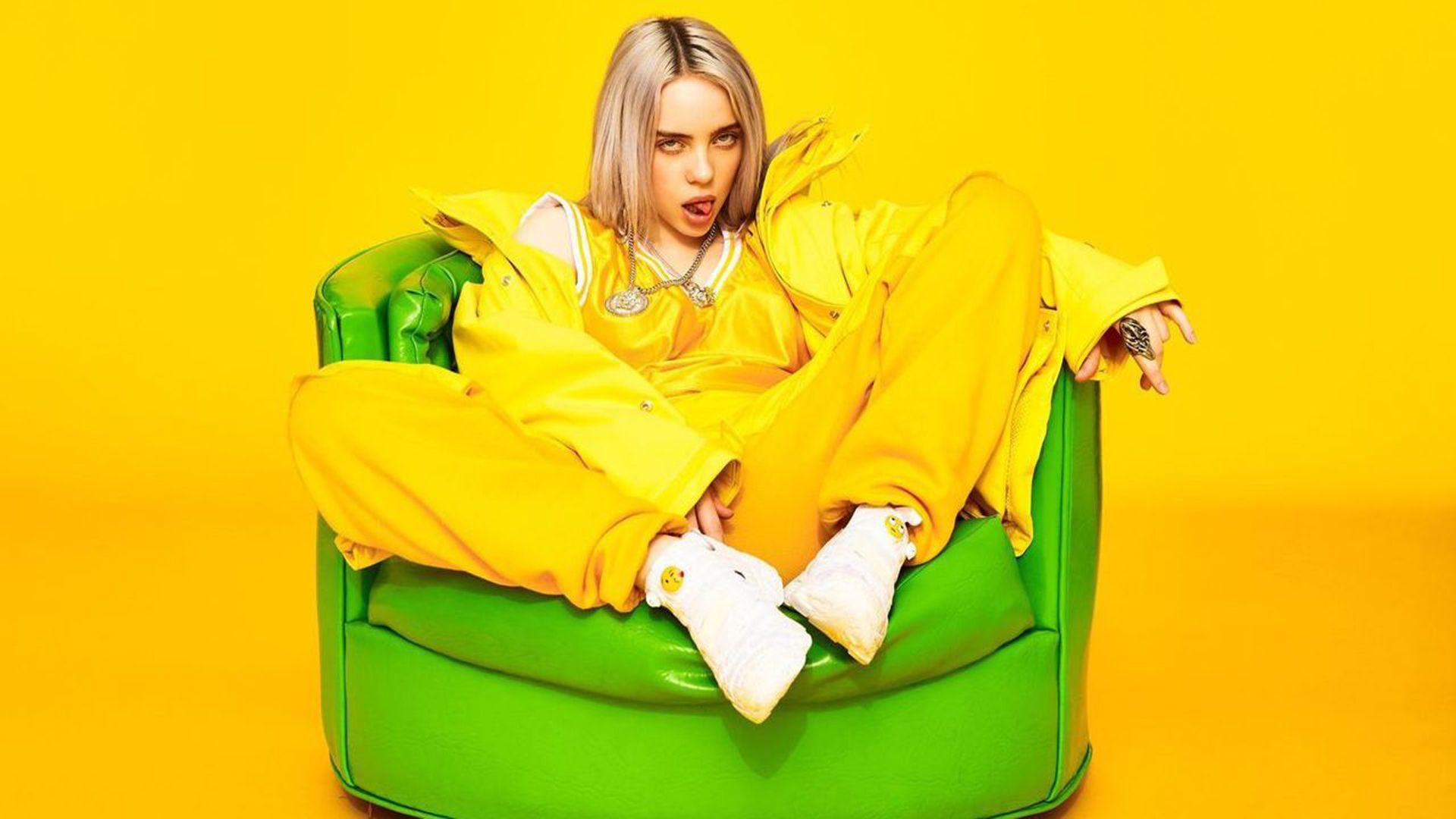 Billie Eilish, Grüner Sessel, Gelber Hintergrund, Gelbes Outfit, Full HD Wallpaper