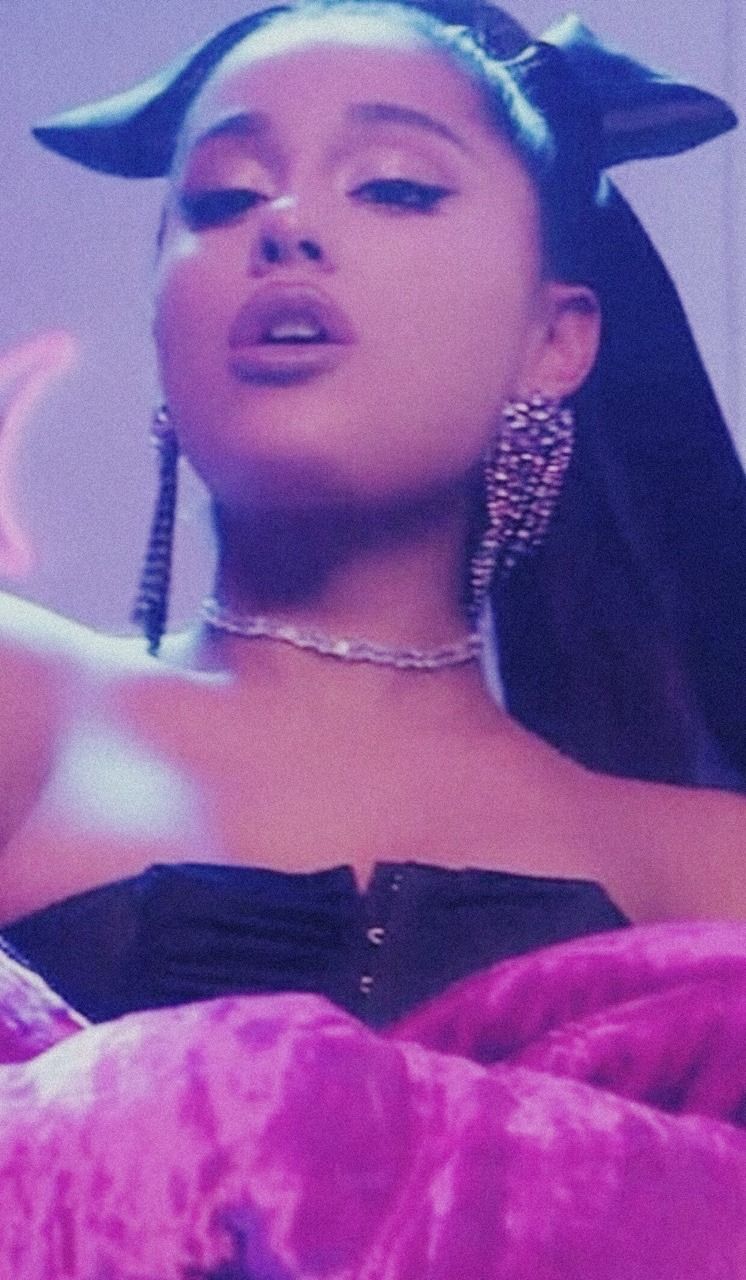 Ariana Grande, Katzenohren, Porträt, Lila, Ohrringe, Hintergrundbild für iPhone und Android